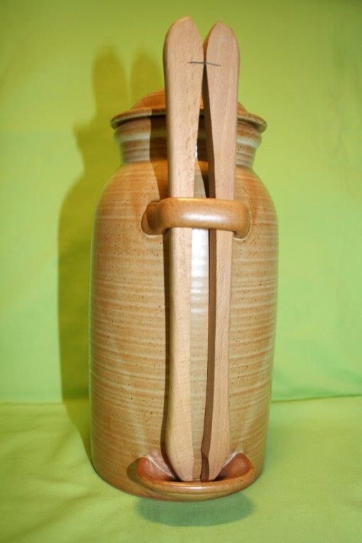 Old pickle pot and his pliers, Grès Village