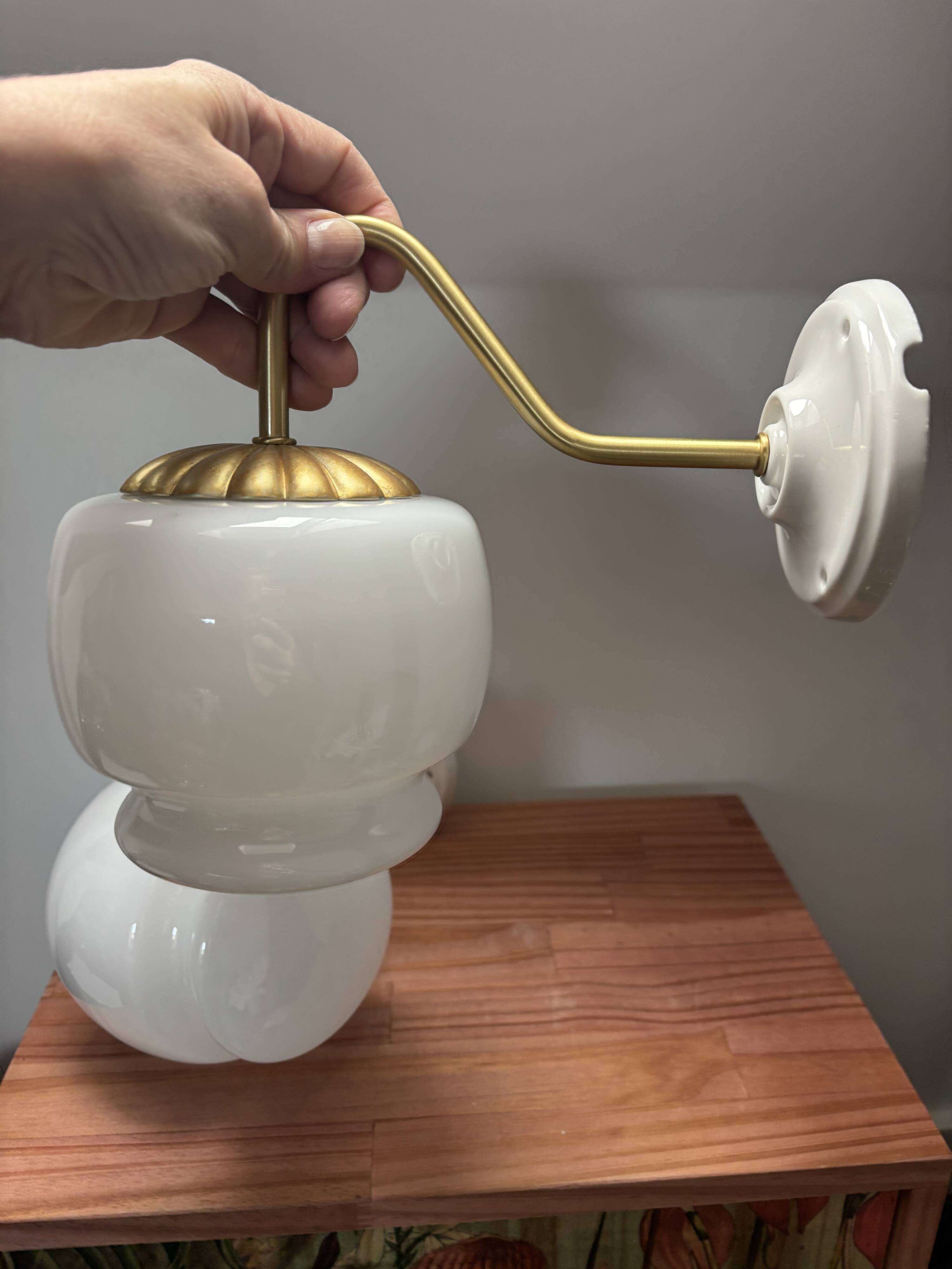 Paire d’appliques murales vintage globes blancs