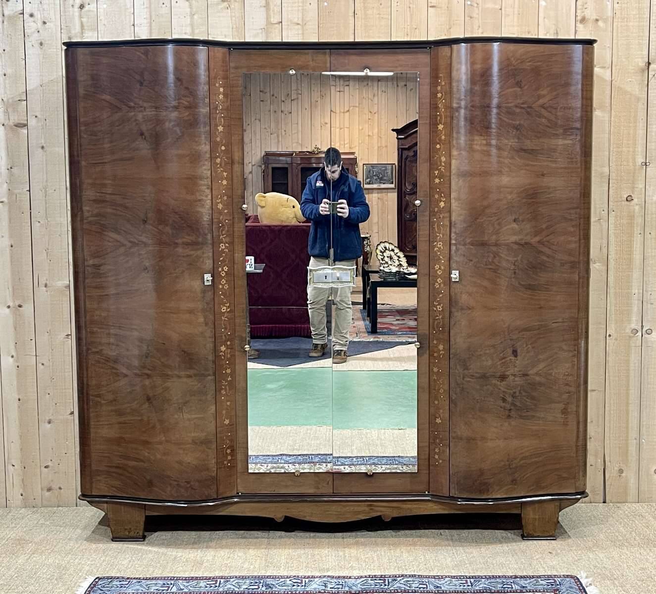 Armoire de chambre Art déco en loupe de noyer, travail des années 1940