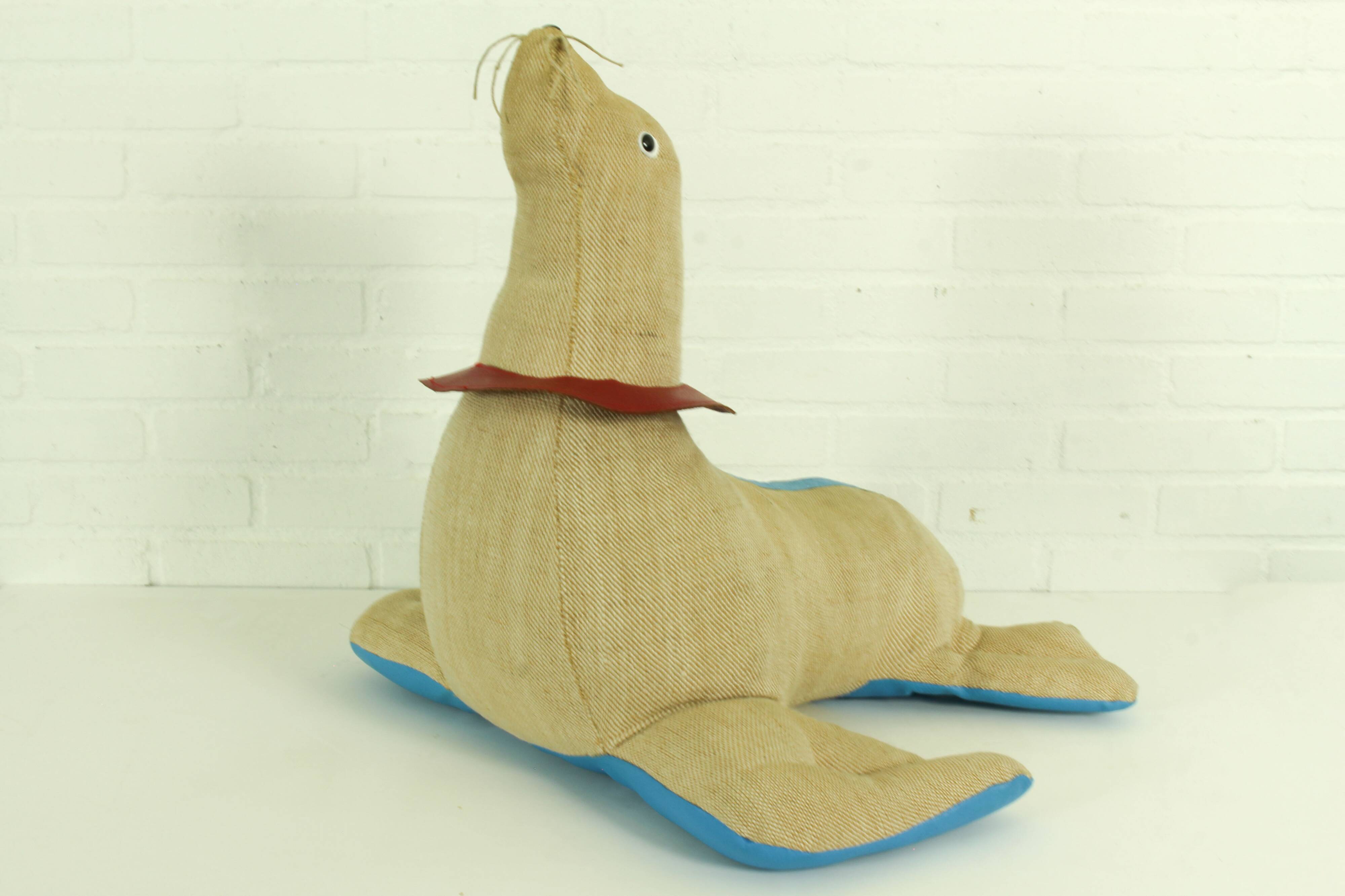 Grand jouet thérapeutique en jute et cuir en forme de phoque par Renate Müller, années 1960.