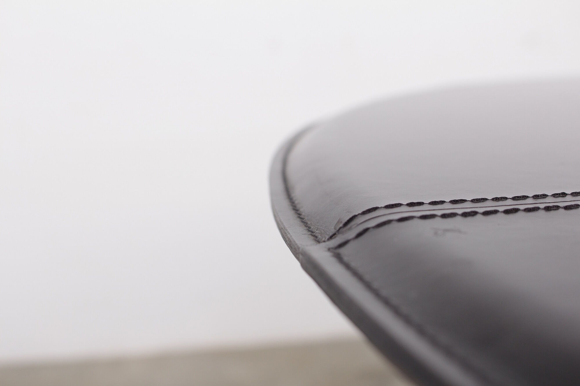 Round table leather black Tito Agnoli for Mateo Grassi