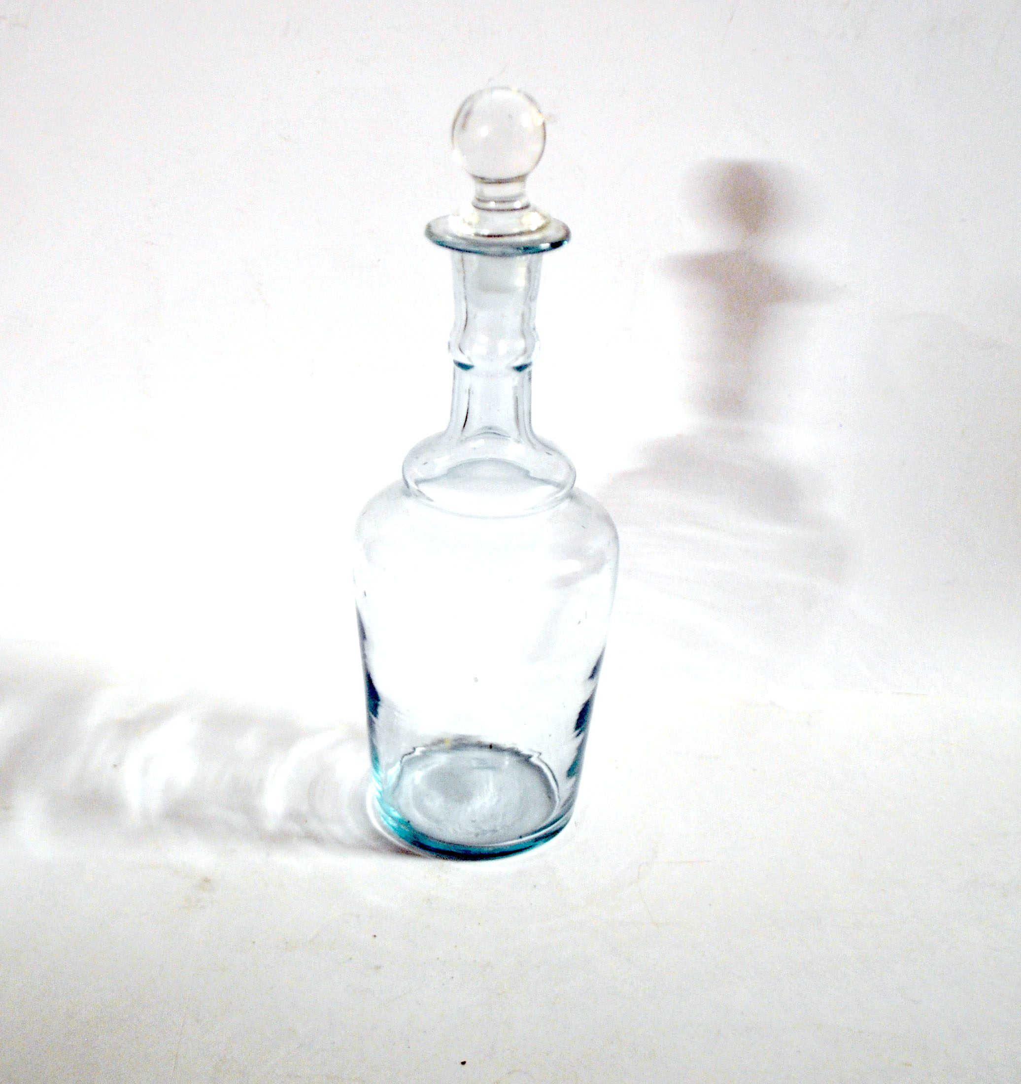 Flacon, carafe ancienne en verre bleuté