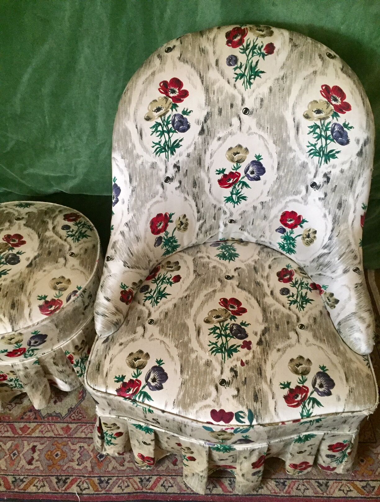 Toad in cloth armchair and its Ottoman
