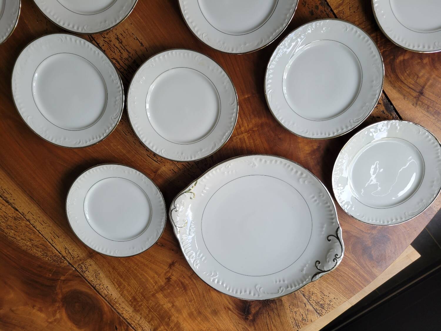 Silver-edged dessert service and its dish