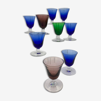 Neuf verres à liqueur vintage, en verre coloré XXème siècle