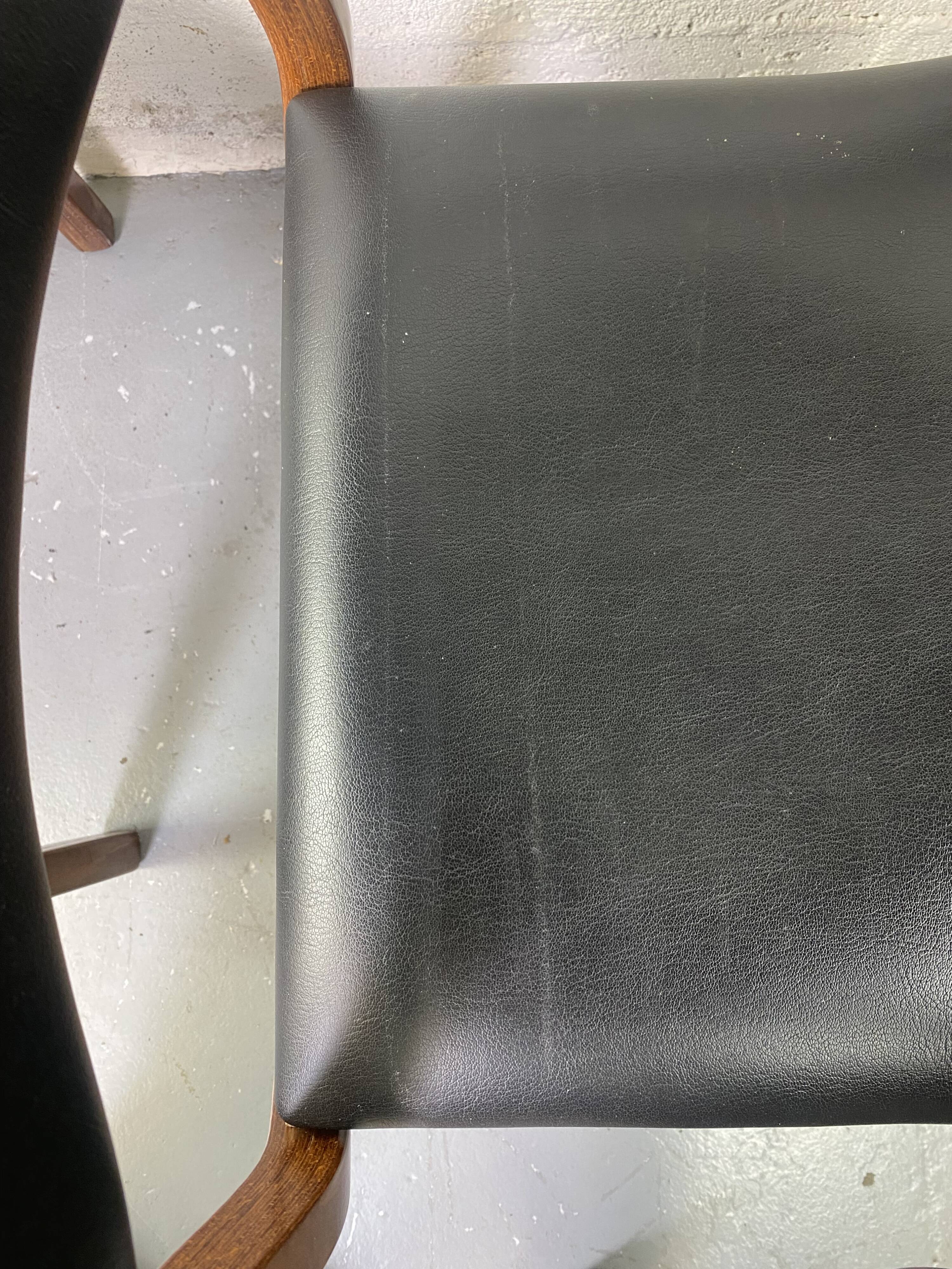 Paire de fauteuils en cuir et bois