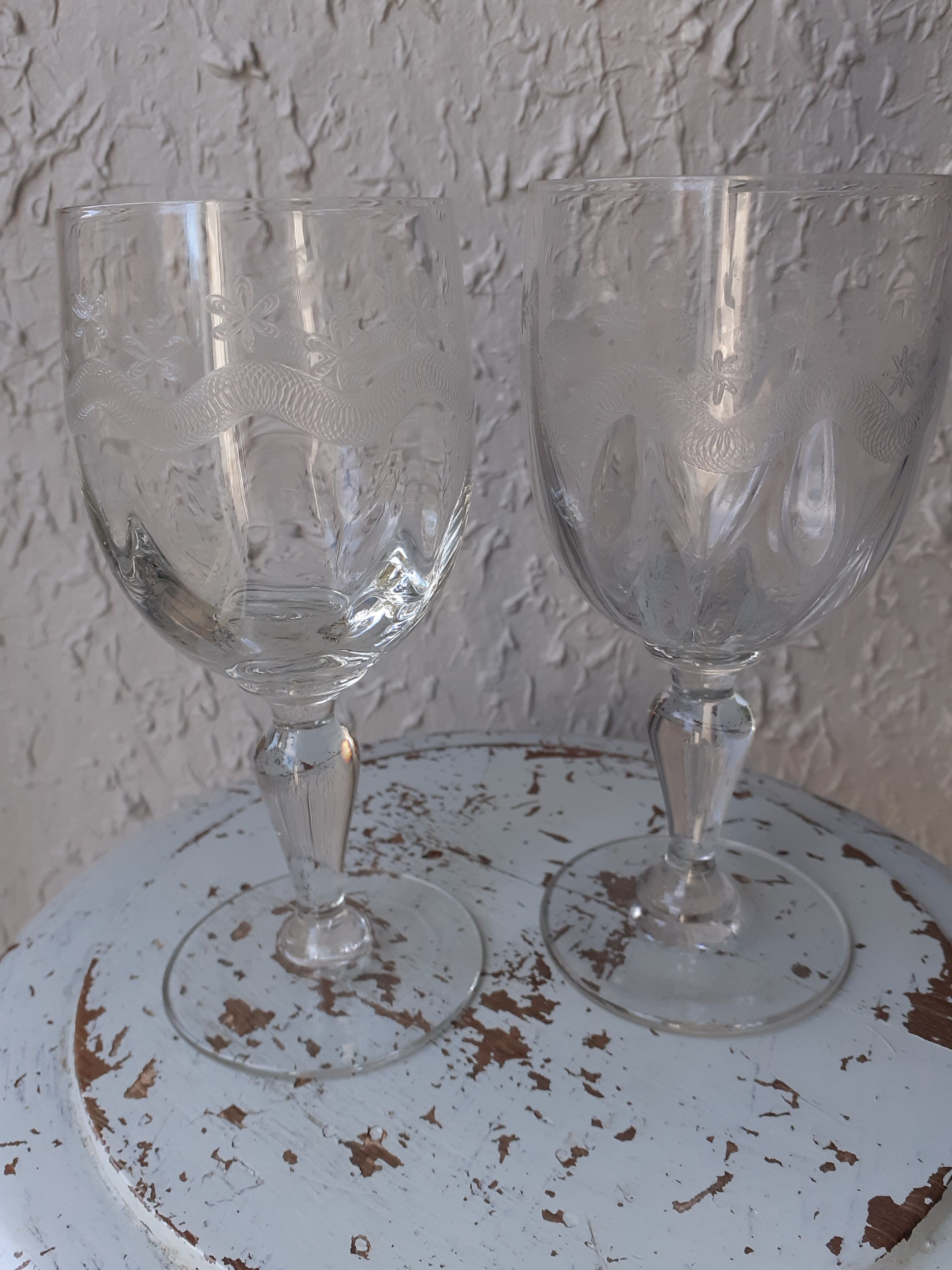 2 Glasses on foot old frieze garland and flowers decoration emma