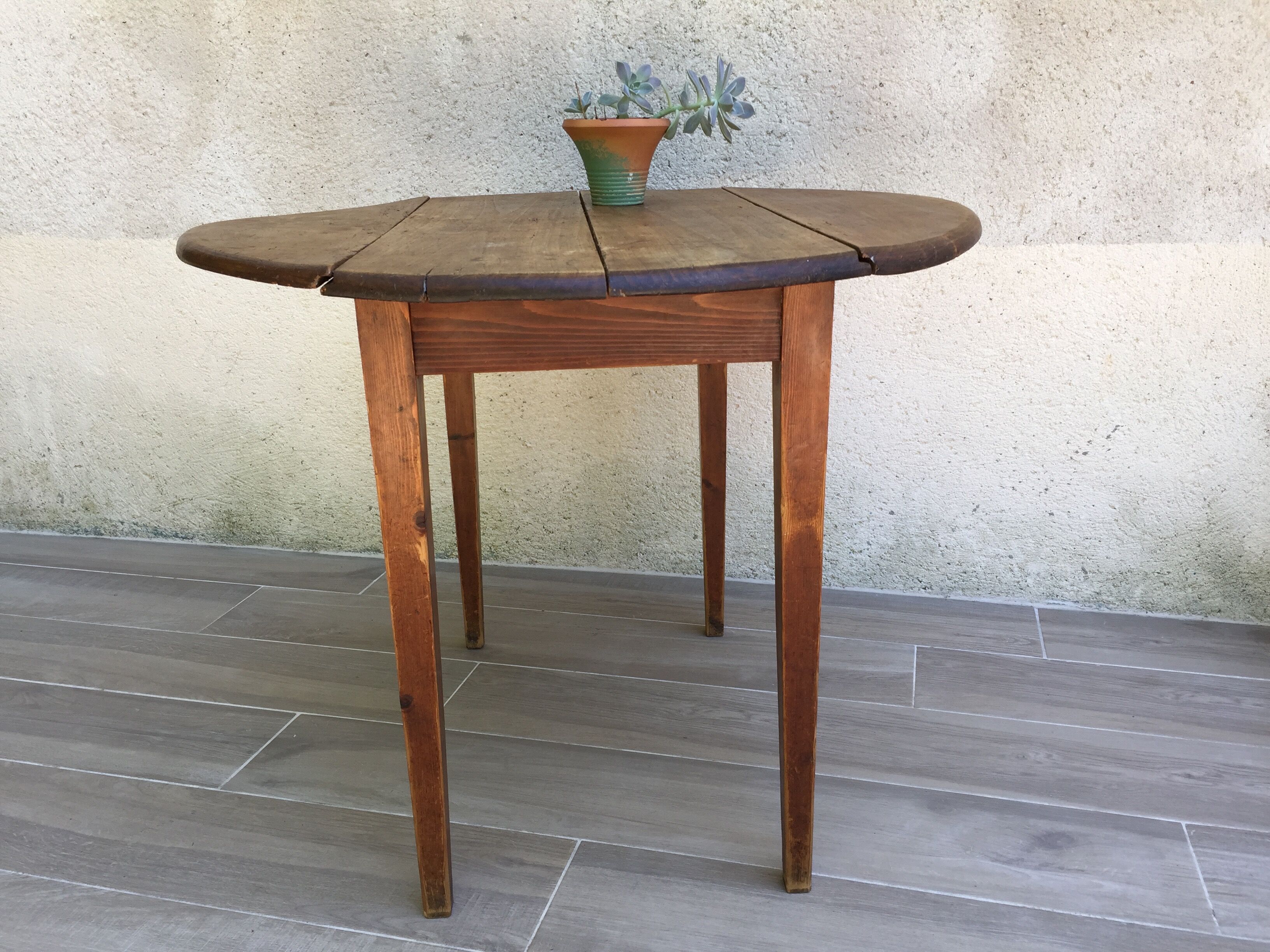 Round table at 2 vintage wood rabats