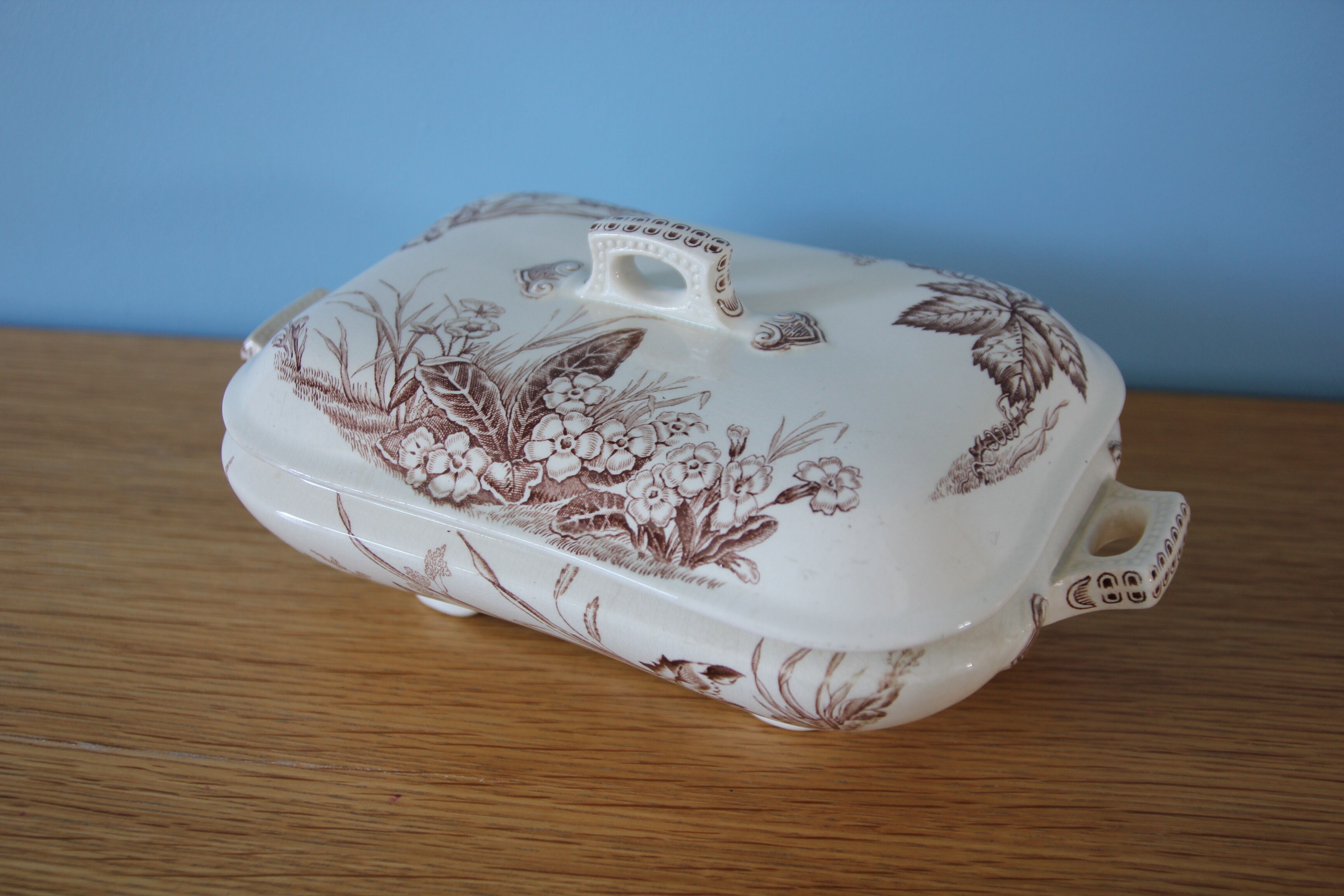 Légumier terre de fer à décor de papillons - modèle Primrose
