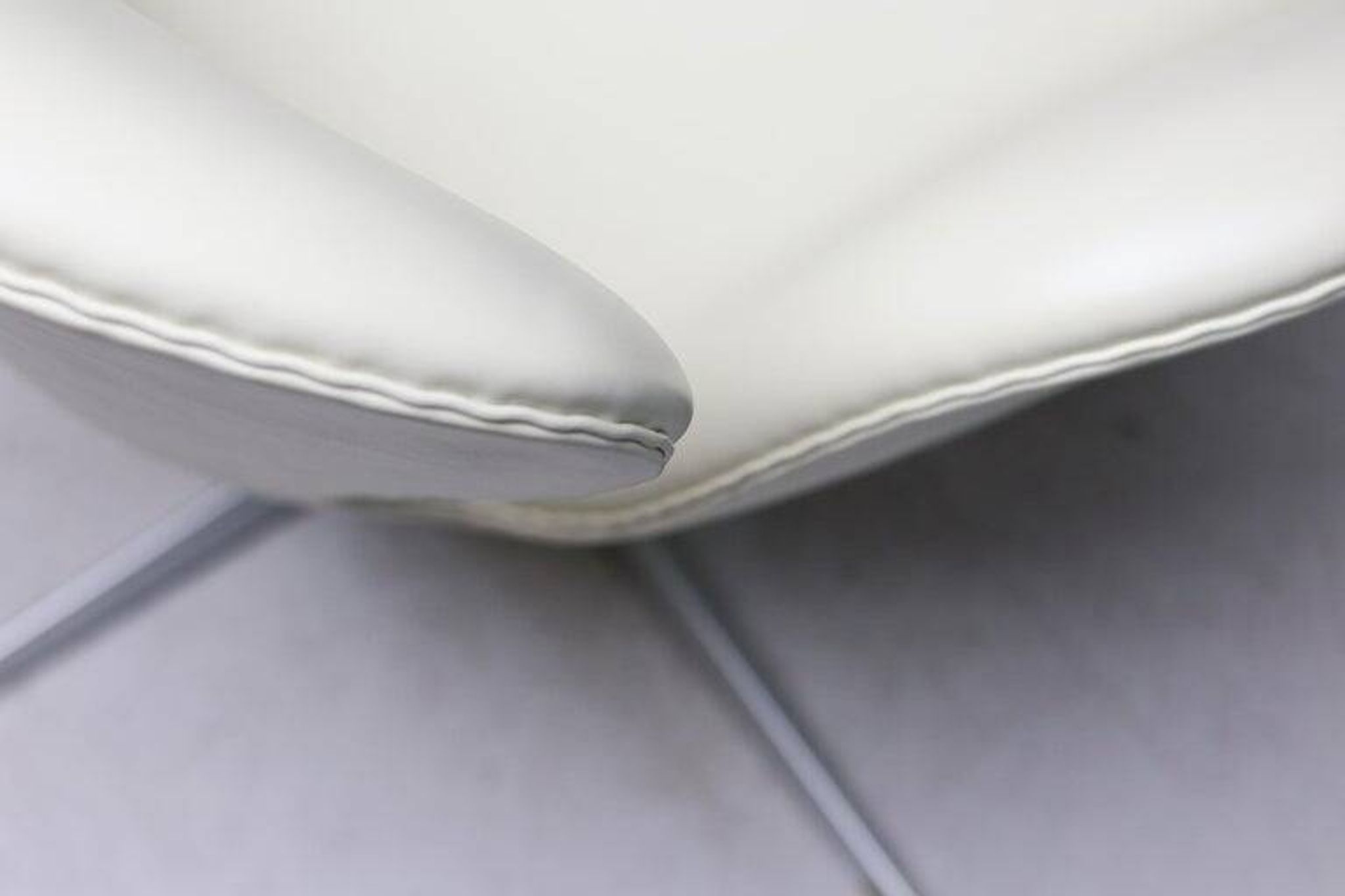 Arne Jacobsen – Swan Chair 50th Anniversary, champagne, limited edition, 2008