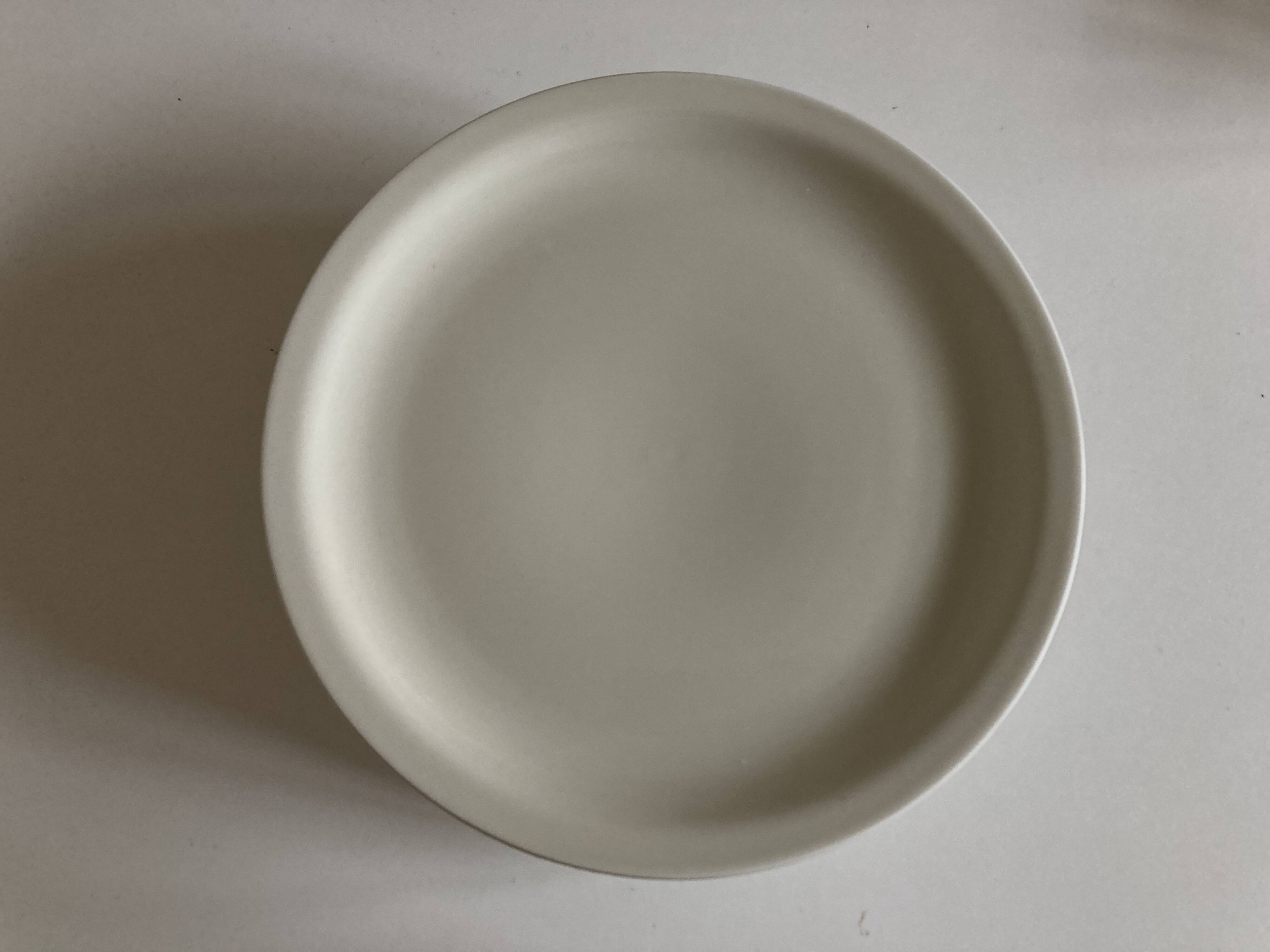 Set of 7 Scandinavian modernist flat plates in ivory earthenware
