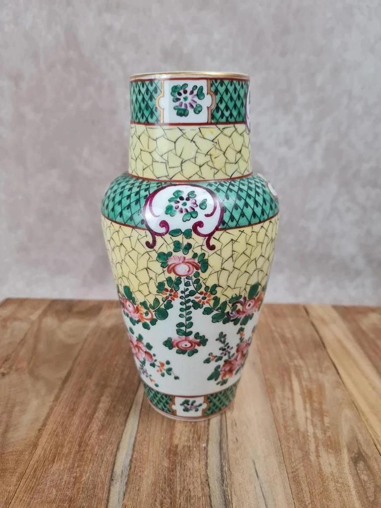 Vase en porcelaine chinoise fond jaune famille-rose doré à l’or fin