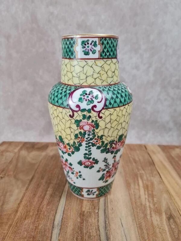 Vase en porcelaine chinoise fond jaune famille-rose doré à l’or fin