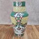 Vase en porcelaine chinoise fond jaune famille-rose doré à l’or fin