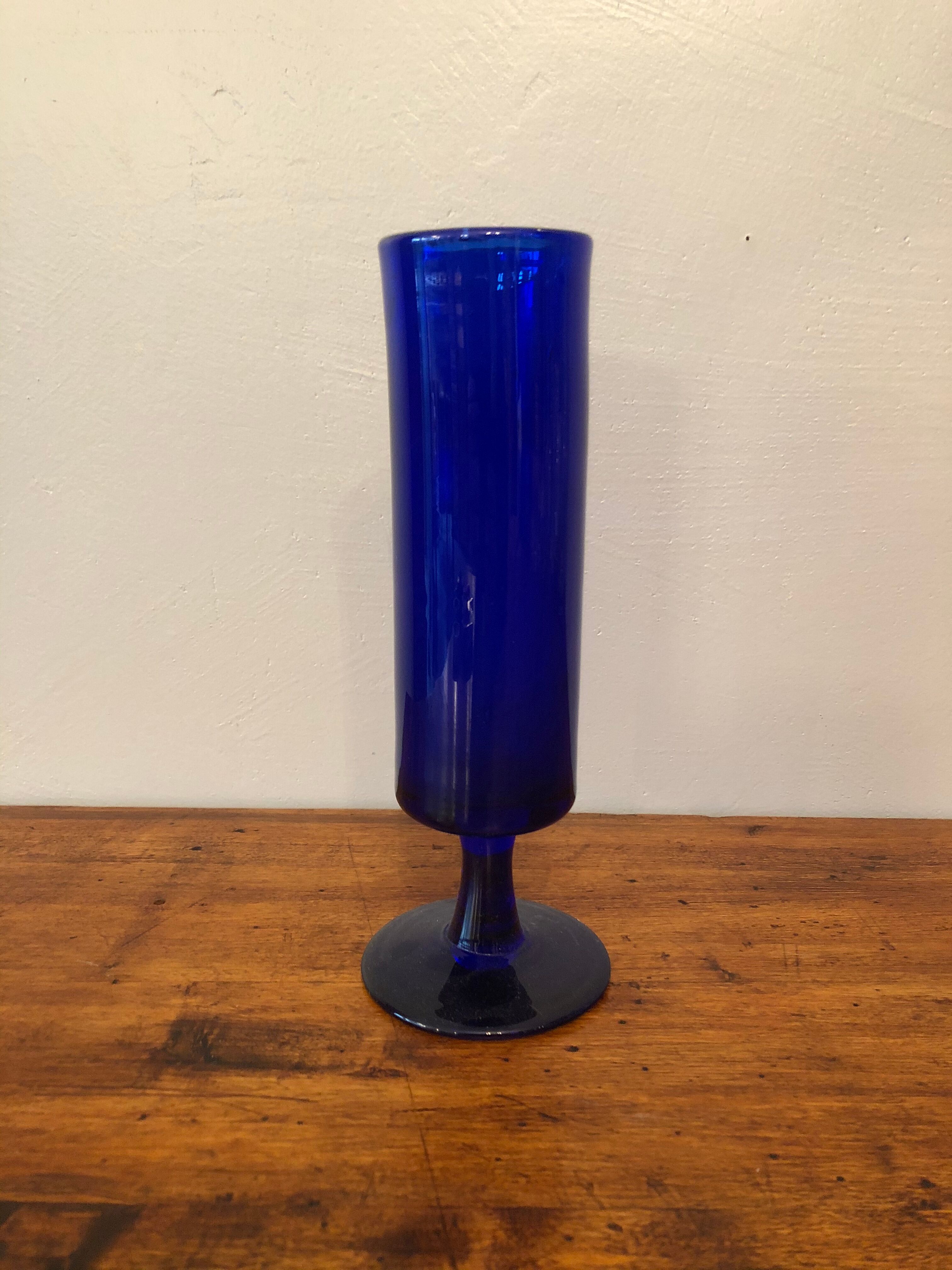 Vase en verre soufflé bleu