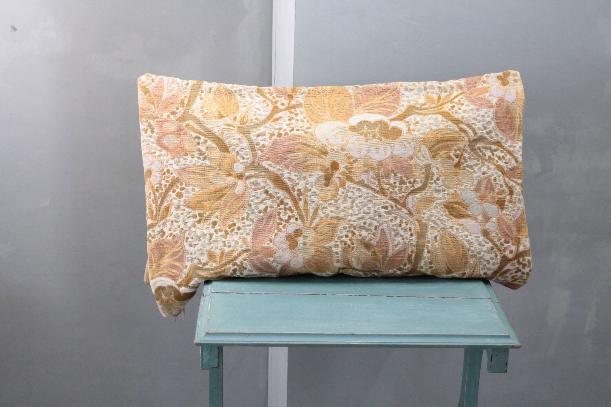 Coussin bohème chic frangé en velours d'ameublement 62x40cm