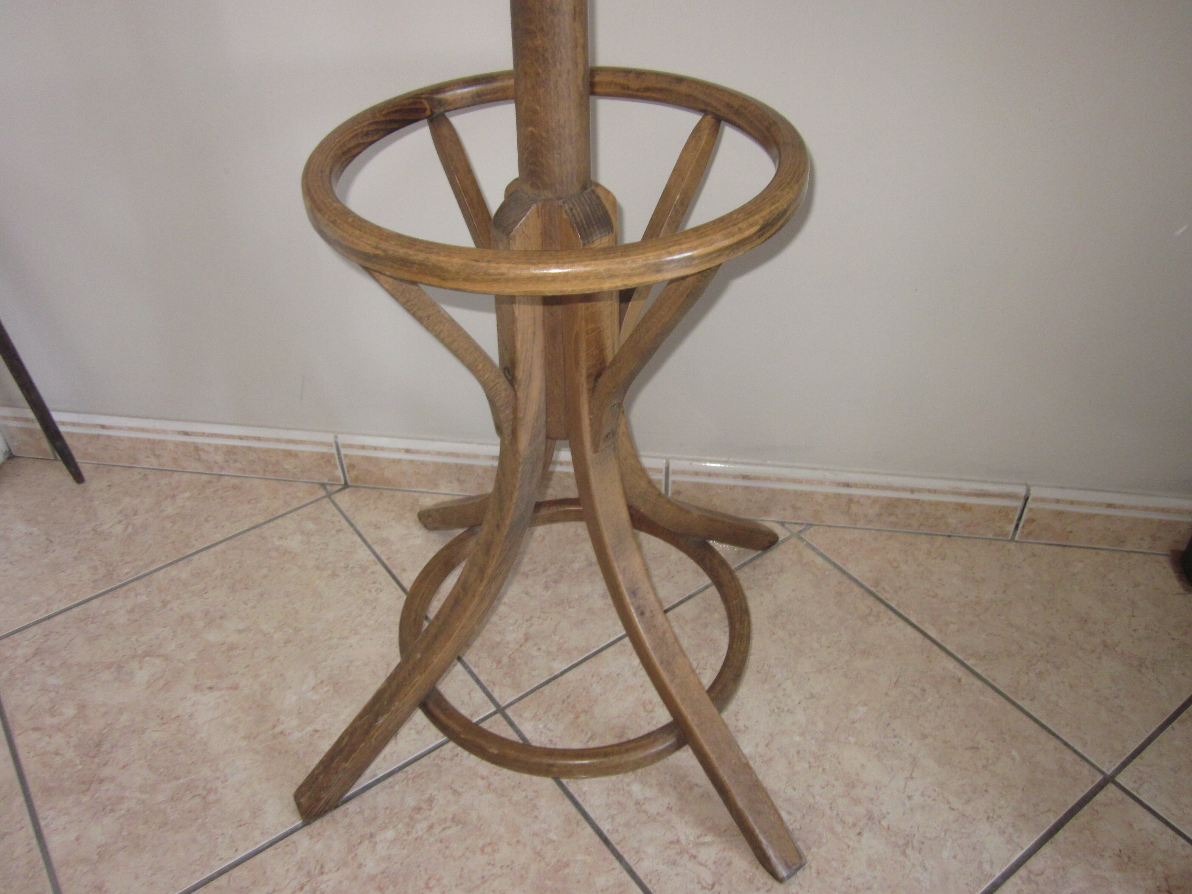 Baumann parrot coat rack