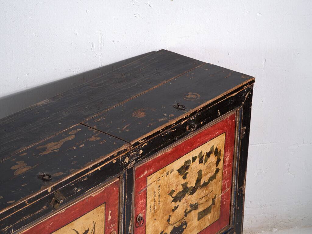 Buffet ancien en pin laqué à motifs peints de lotus – Chine, vers 1920