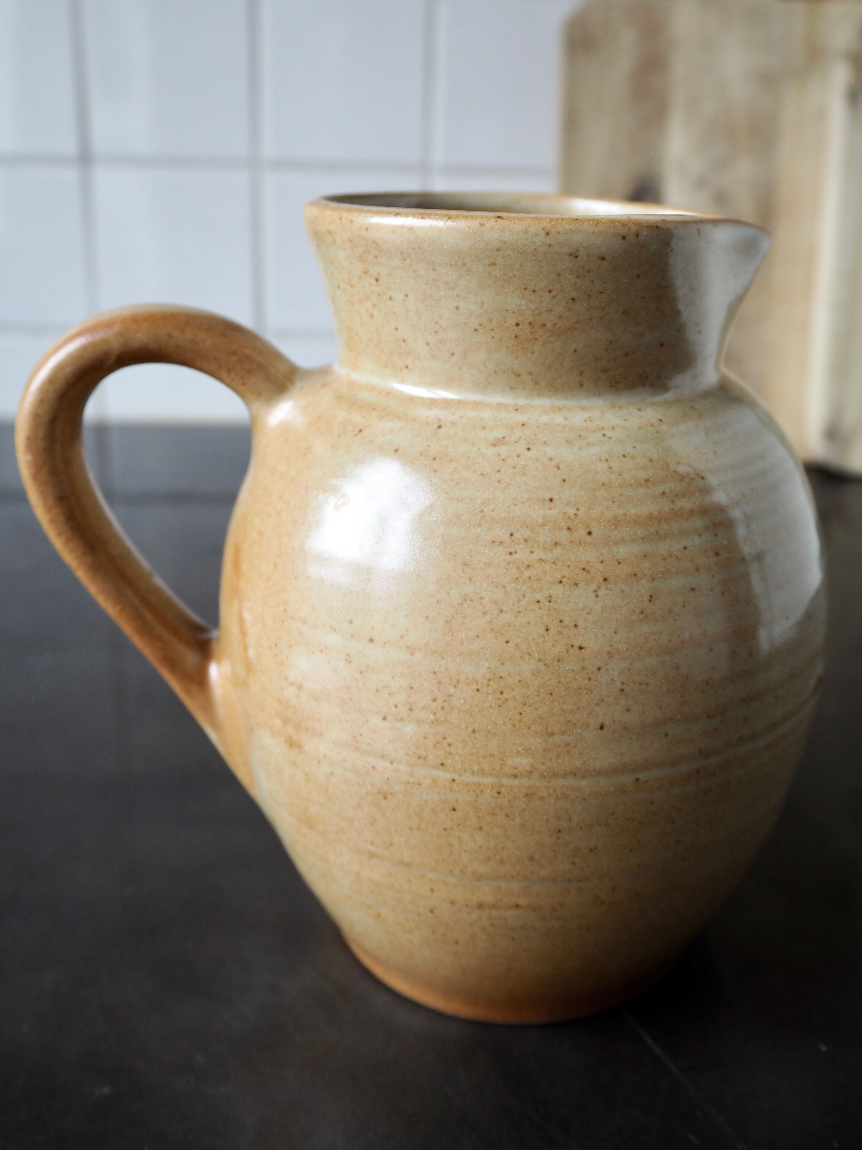 Pitcher in beige sandstone CNP Grès Village