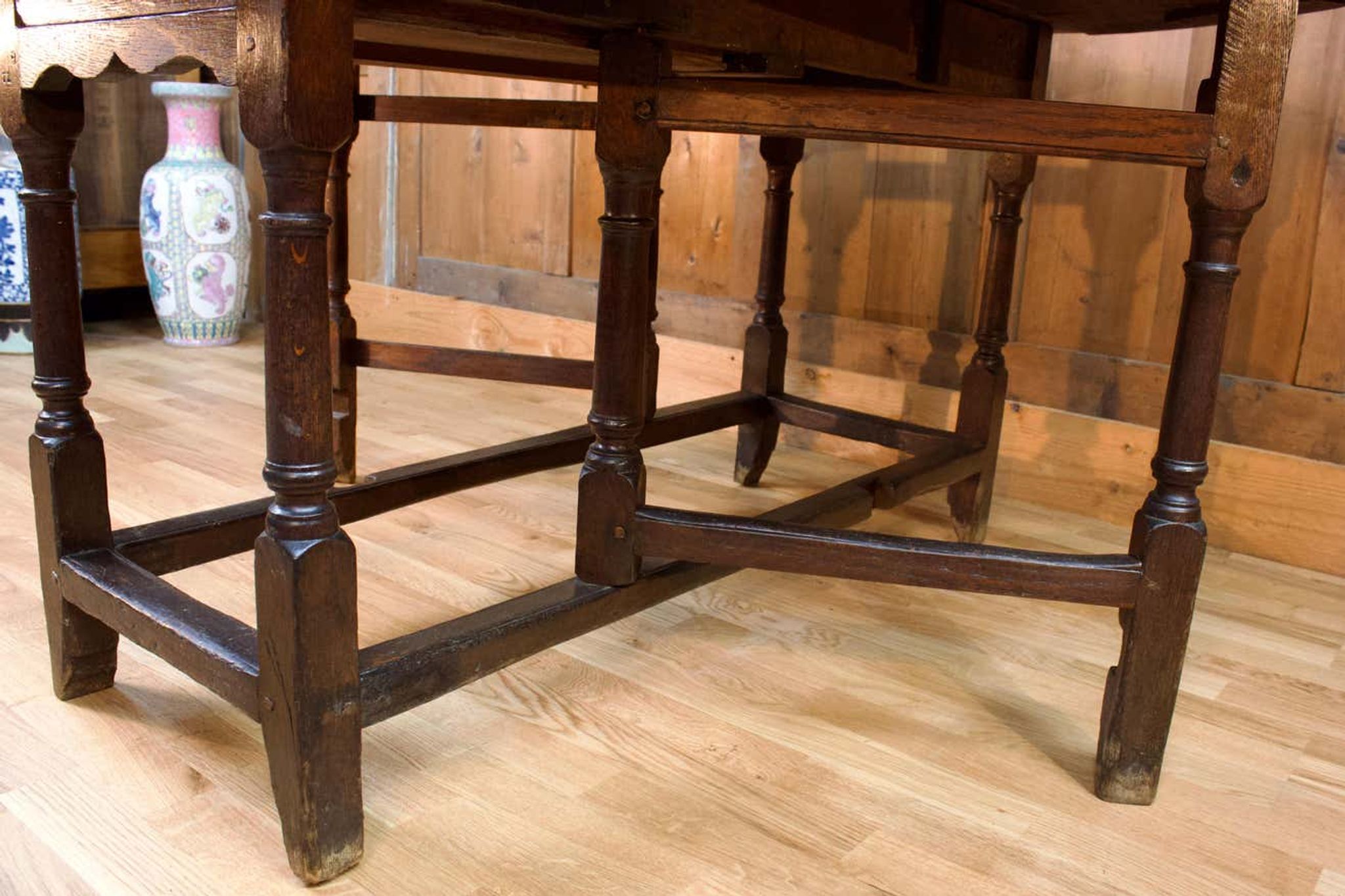 Folding round table in 18th century oak wood