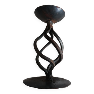 Rusty twisted candle holder for round candles