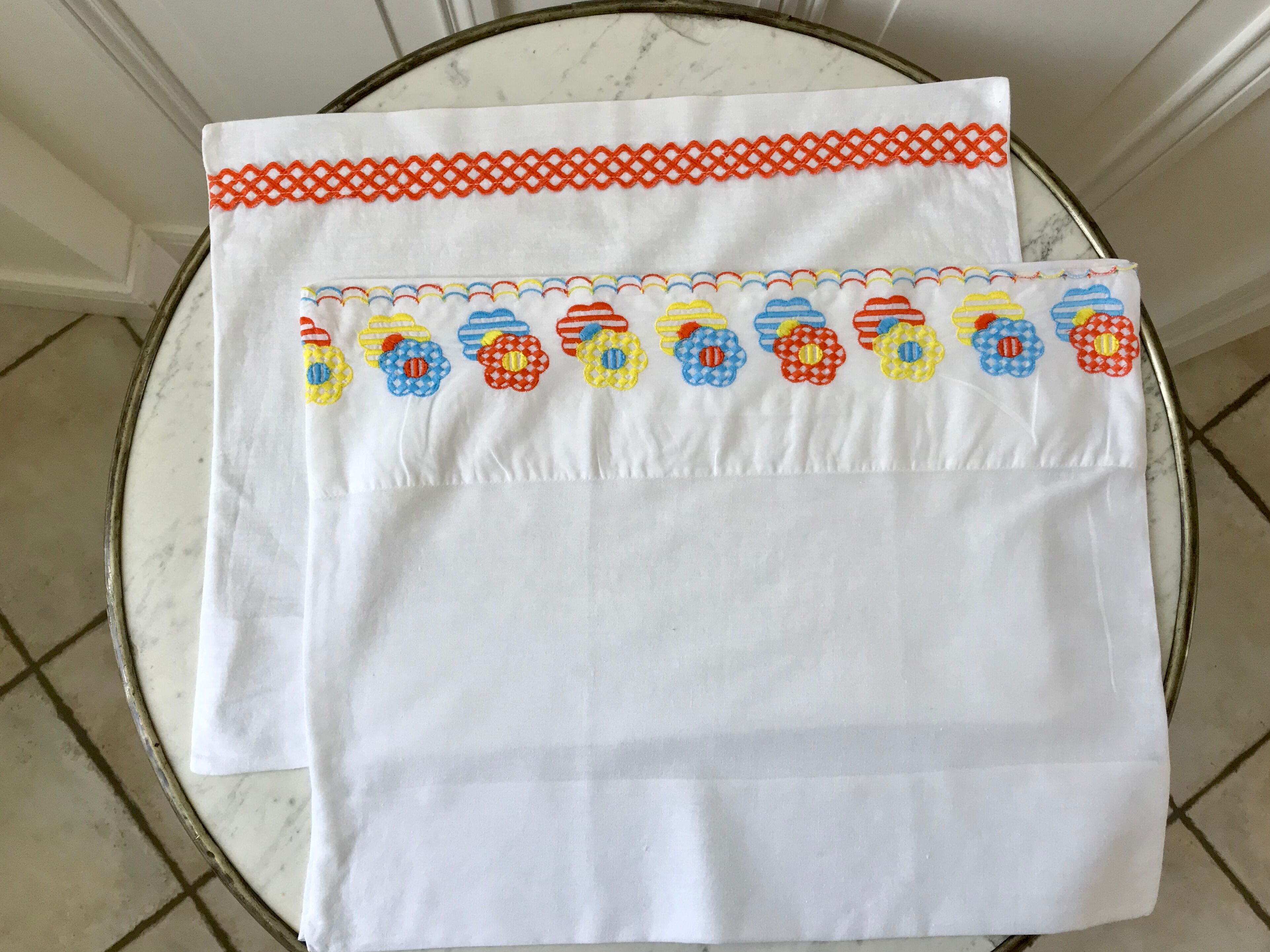 Duo of embroidered pillowcases baby / child vintage 70s