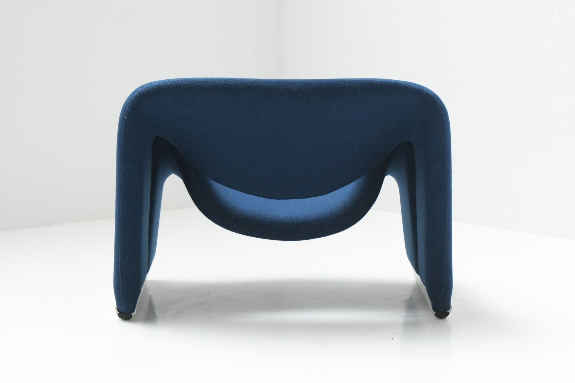 Groovy ‘M’ F598 in original blue fabric f 598 by Pierre Paulin for Artifort