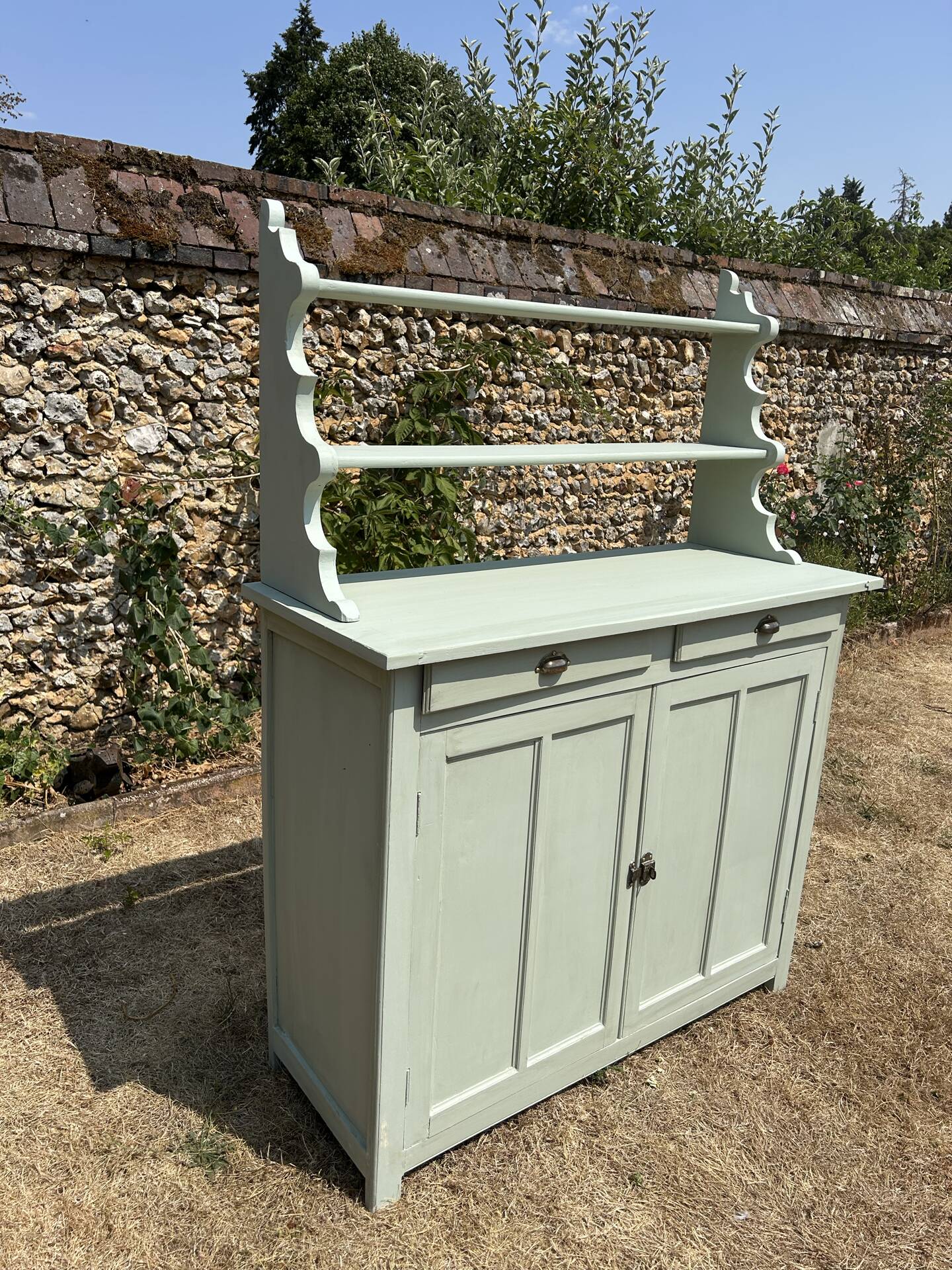 Buffet parisien vintage et son verrier vert d’eau