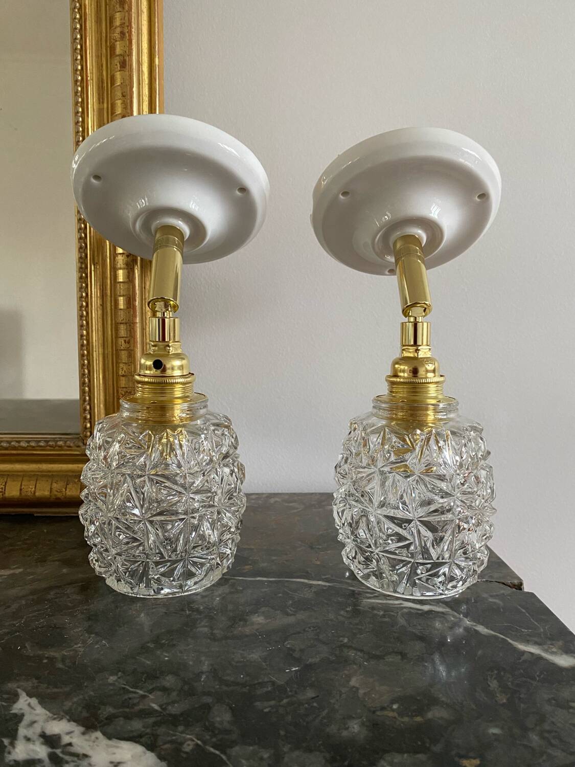 Paire d’appliques murales avec globes vintage en verre