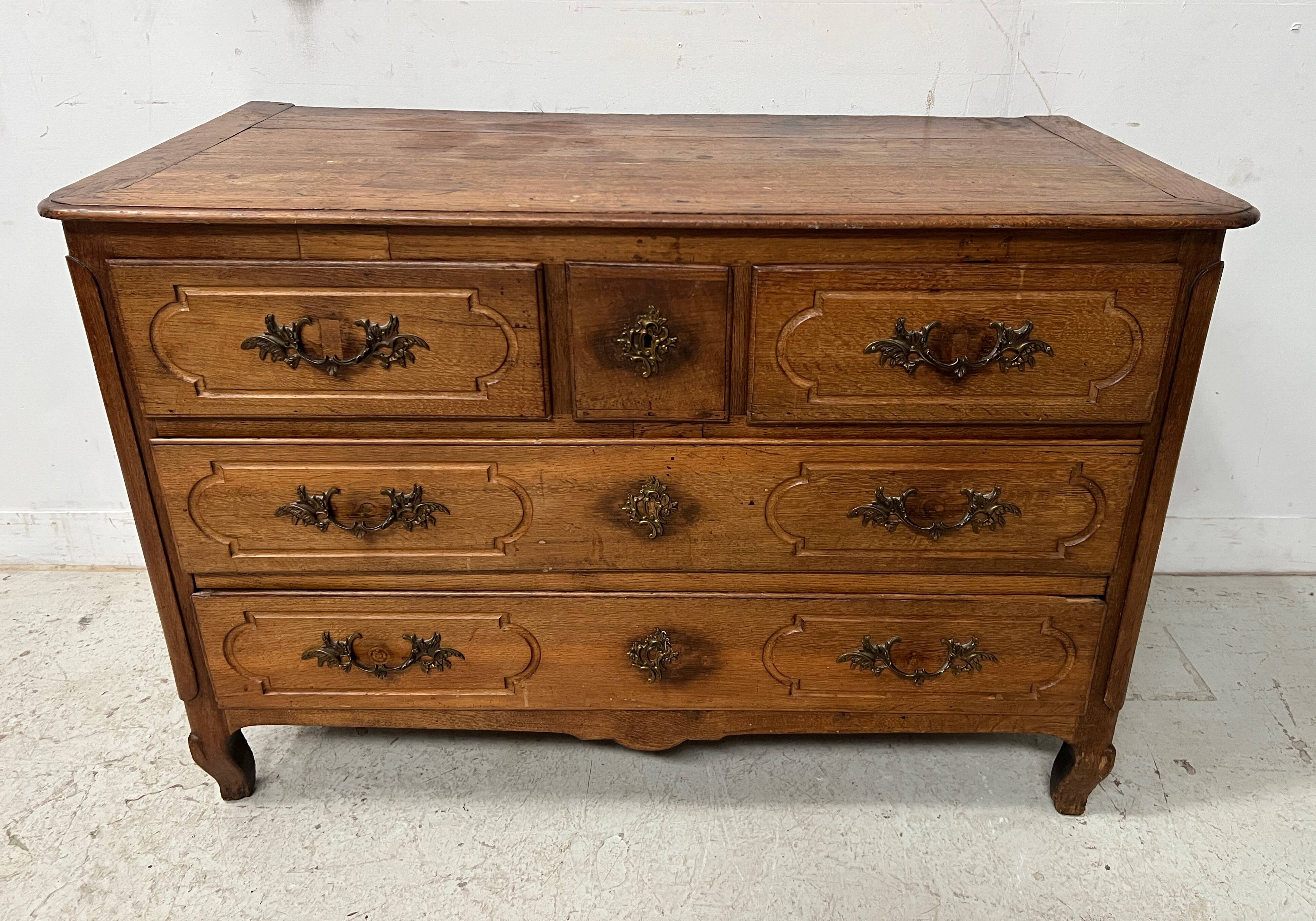 Commode Louis XV en chêne massif du XVIII siècle