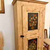 Armoire bonnetière en bois massif
