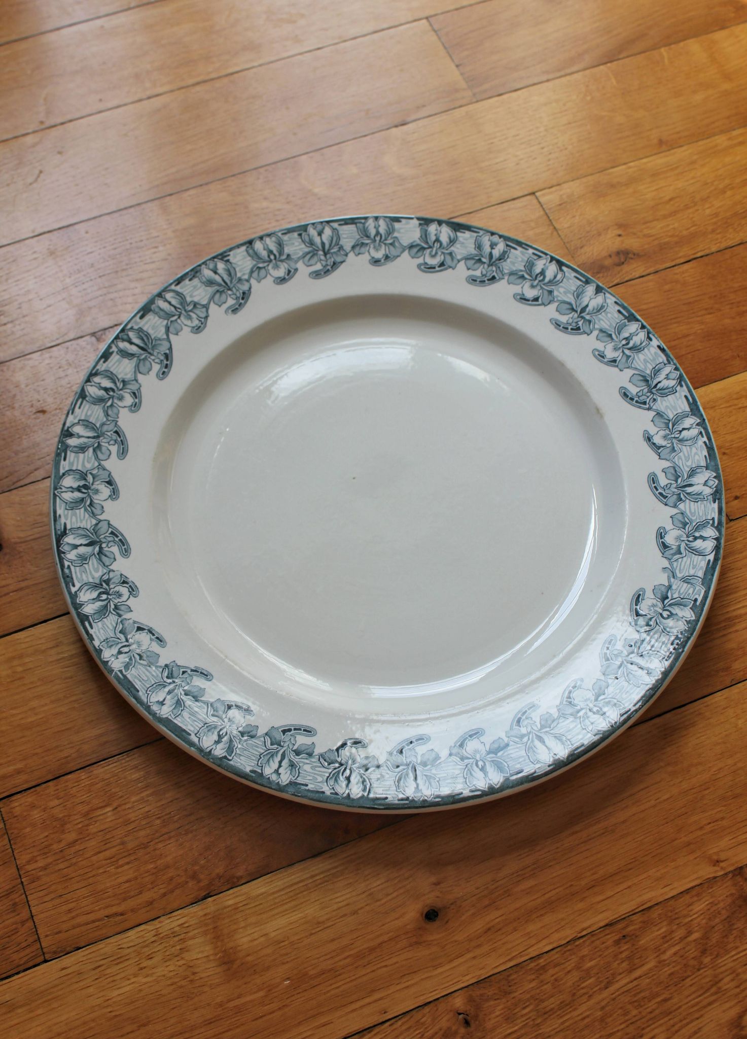 Plat rond en terre de fer décor iris Badonviller