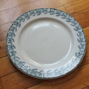 Plat rond en terre de fer décor iris Badonviller