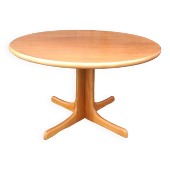 Scandinavian extendable round table