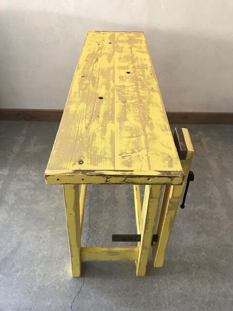 Yellow patinated establishment