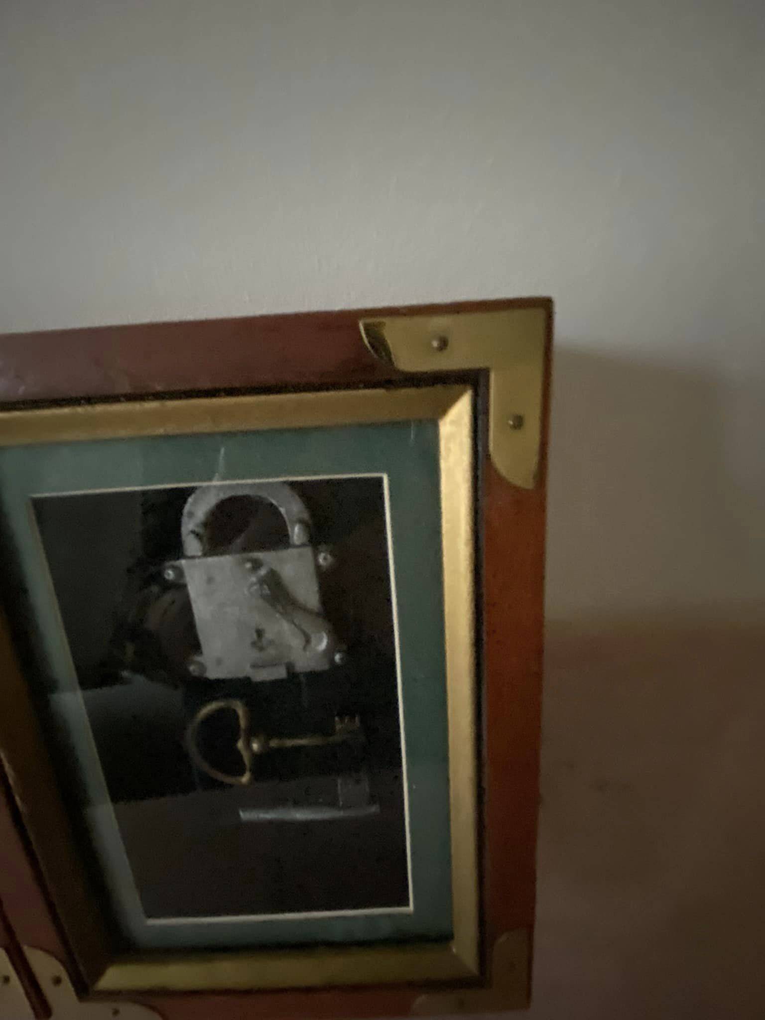 Boîte à clés vintage avec décors de cadenas et clés. En bois, laiton et verre.