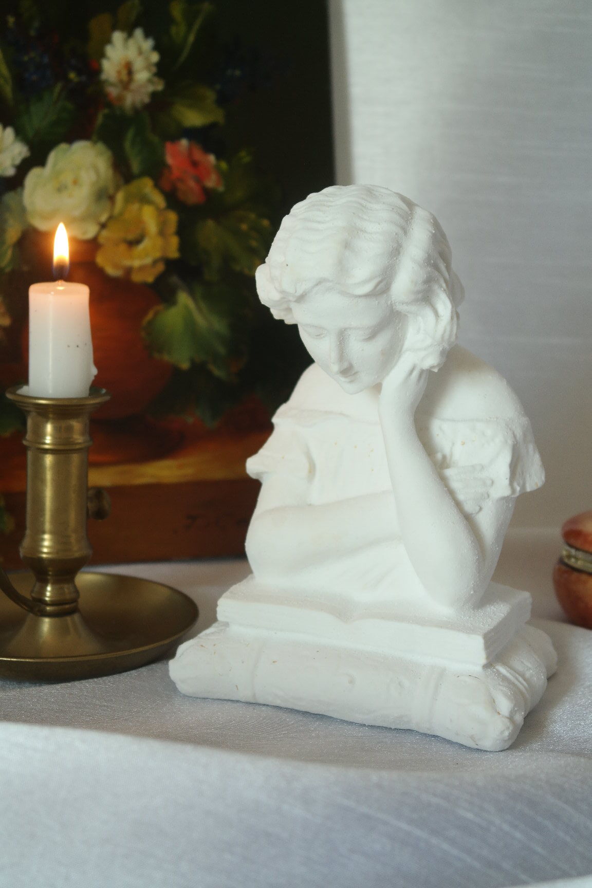 Limestone bust young girl who reads
