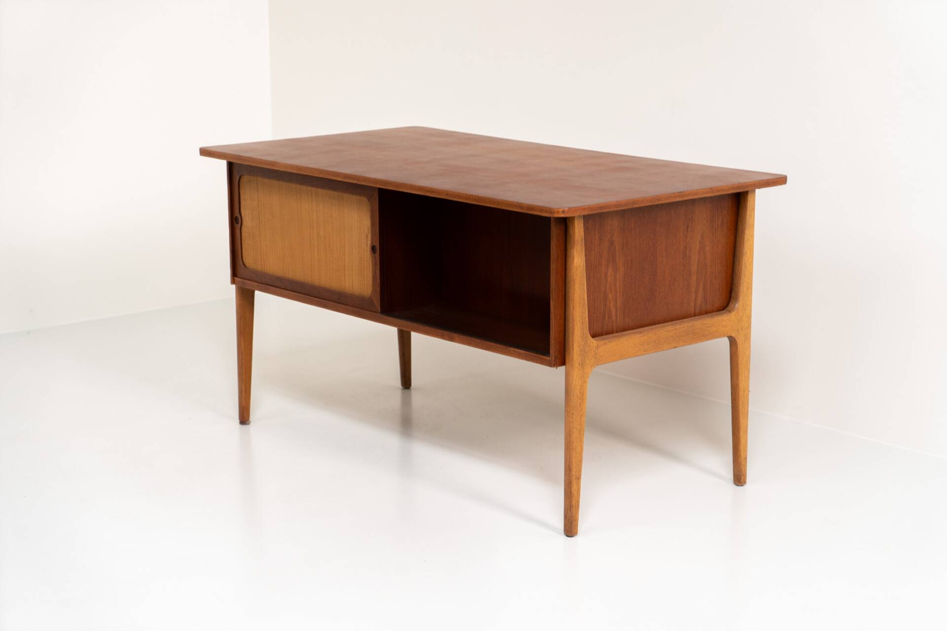 Bureau danois en teck, années 1960.