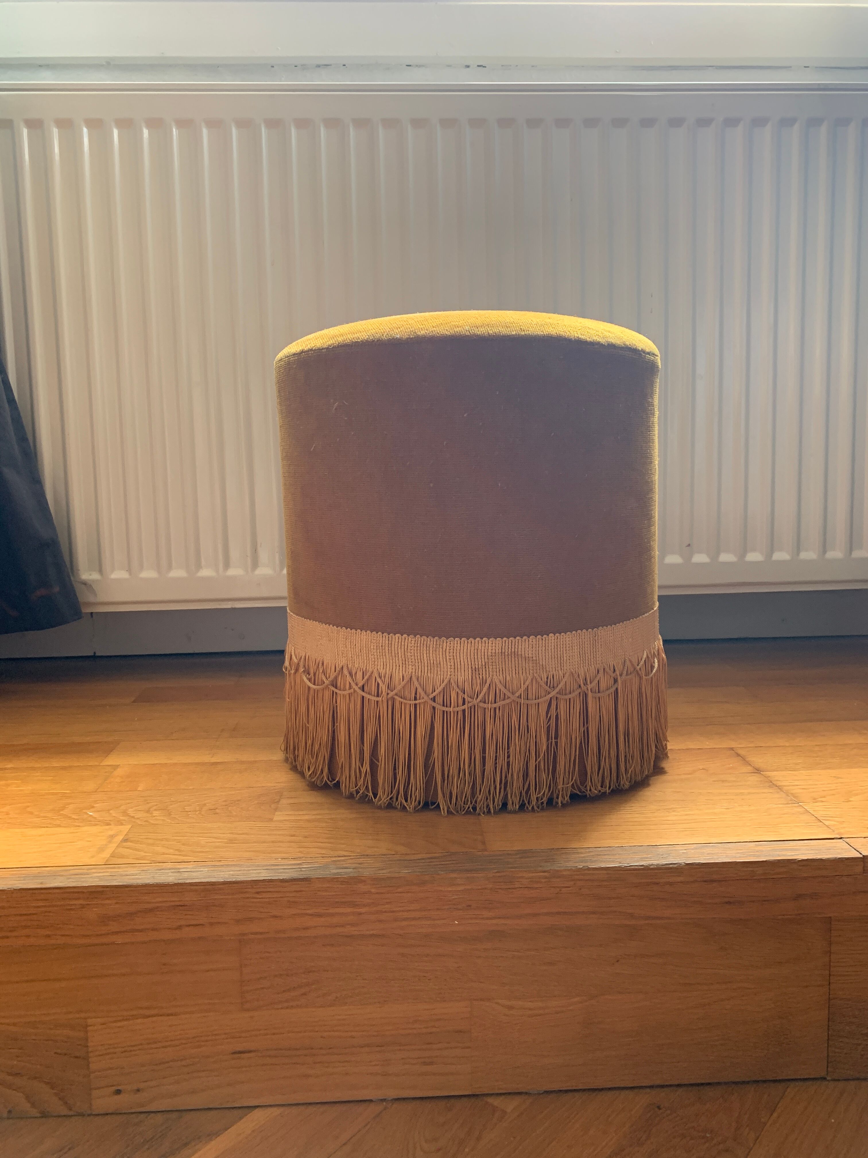 Pouf velours couleur or