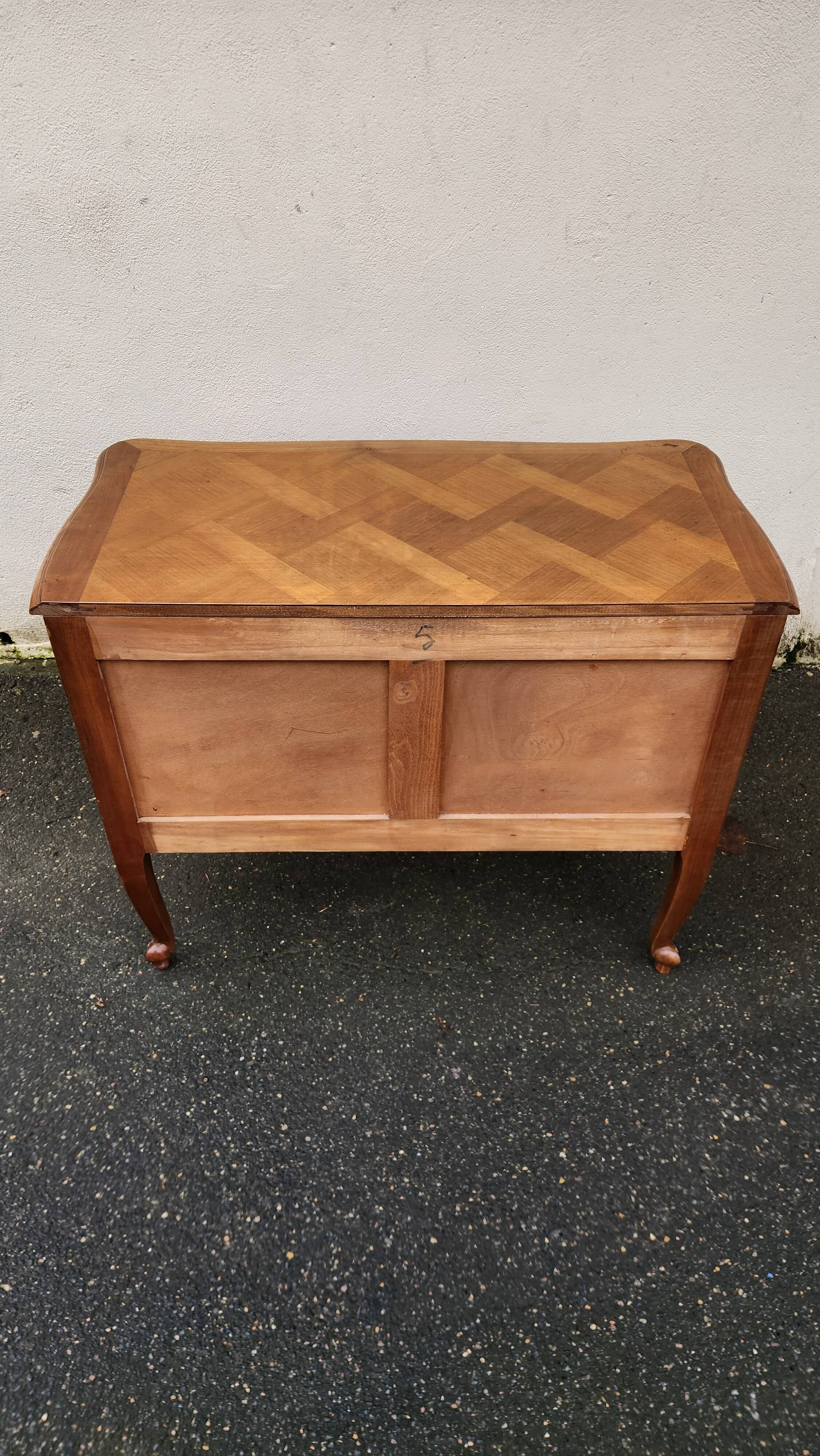 Beautiful vintage wooden chest of drawers with 2 drawers.