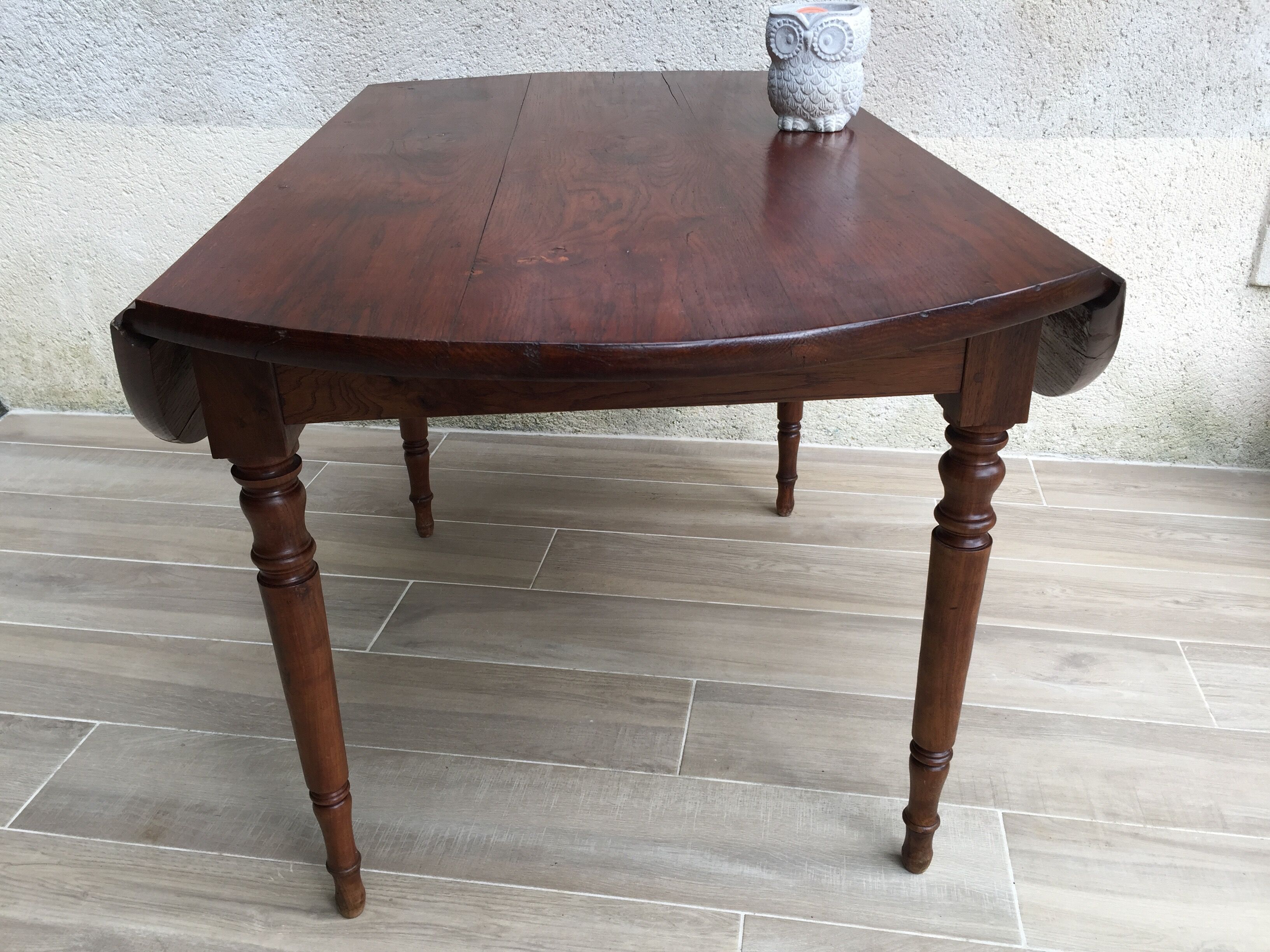 Large table round in rabats in vintage massive oak