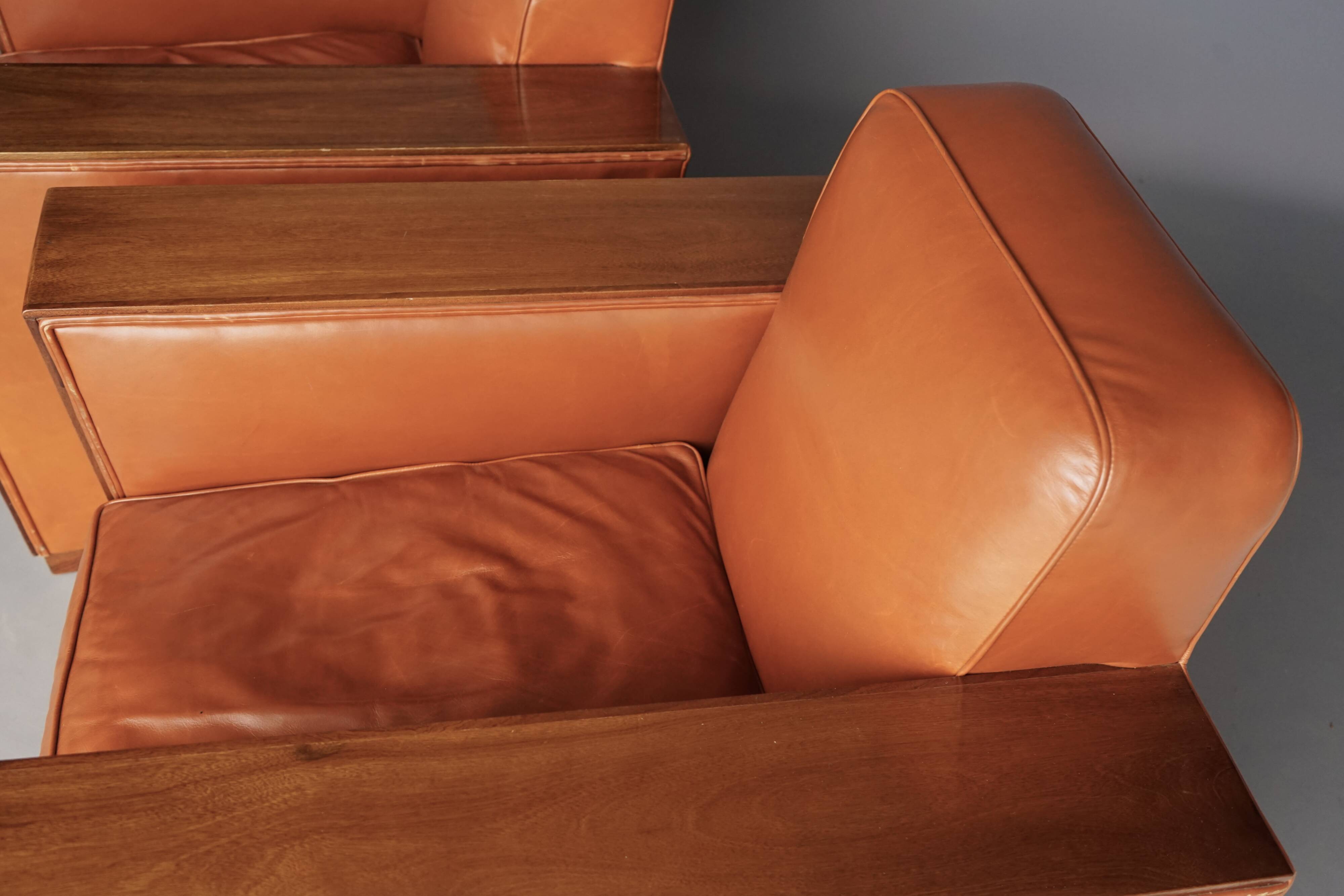 Paire de fauteuils Art Déco en cuir. Années 40.