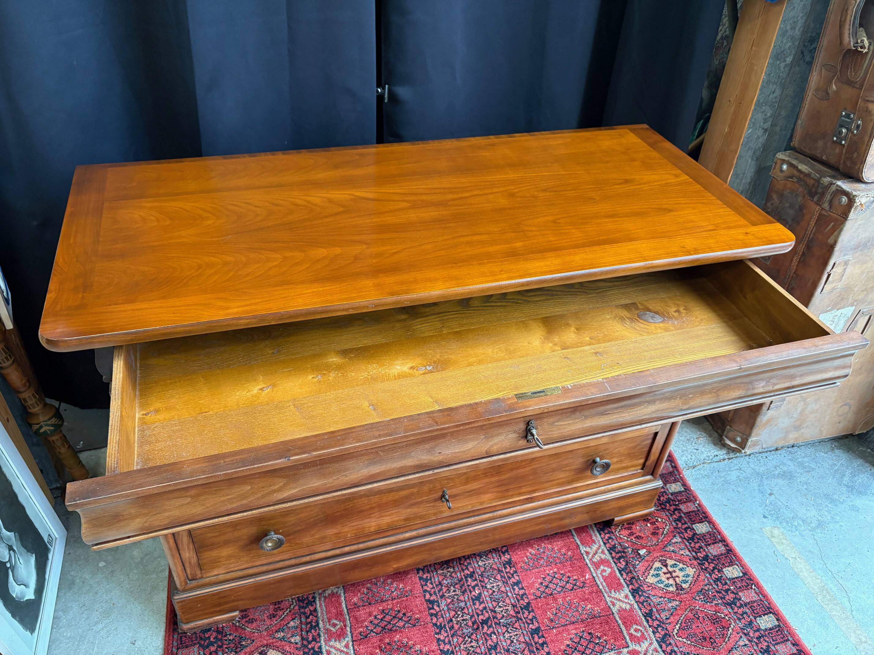 Commode style Louis-Philippe en bois massif