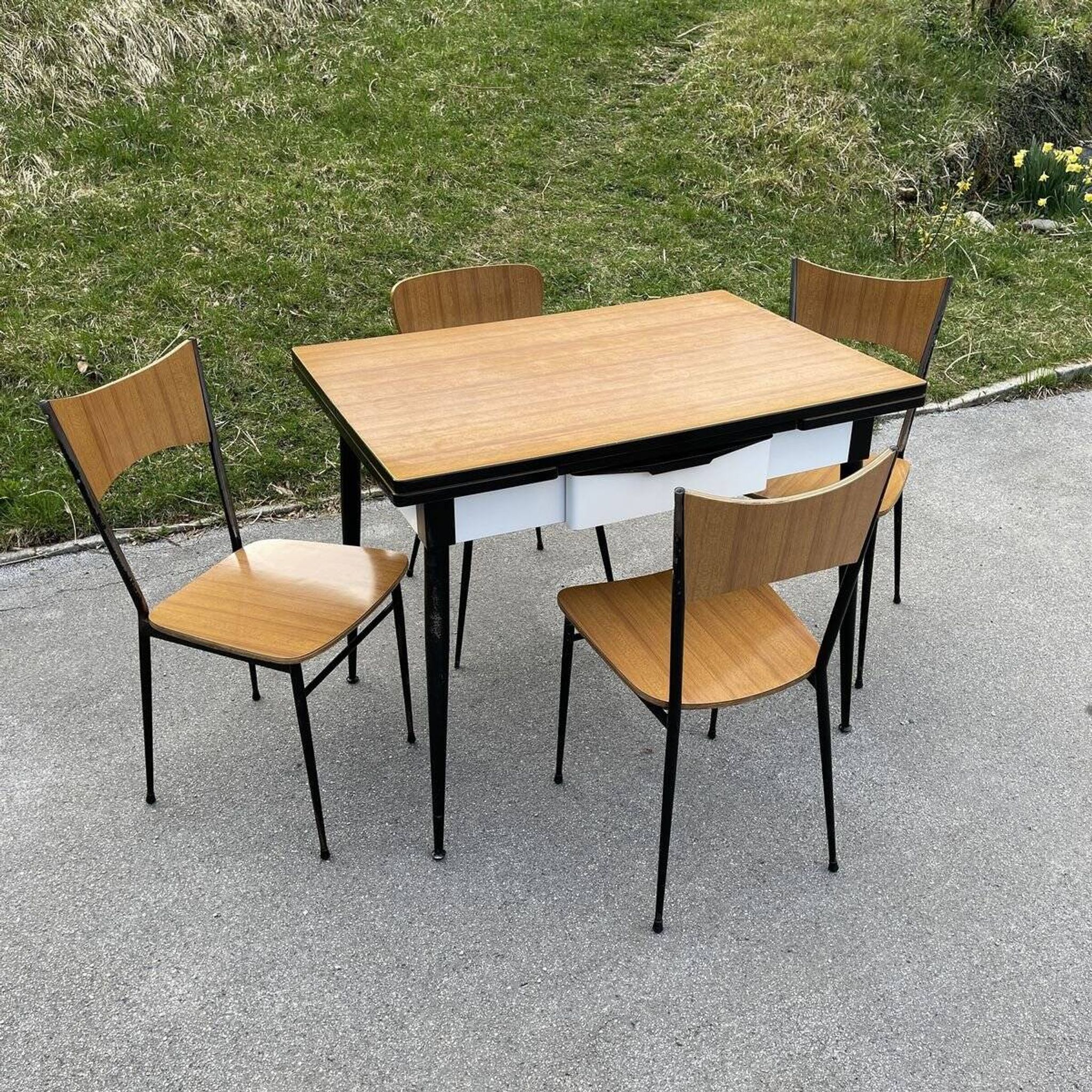 Italian dining table and 4 chairs by Salvarani, 1950s, set of 5.
