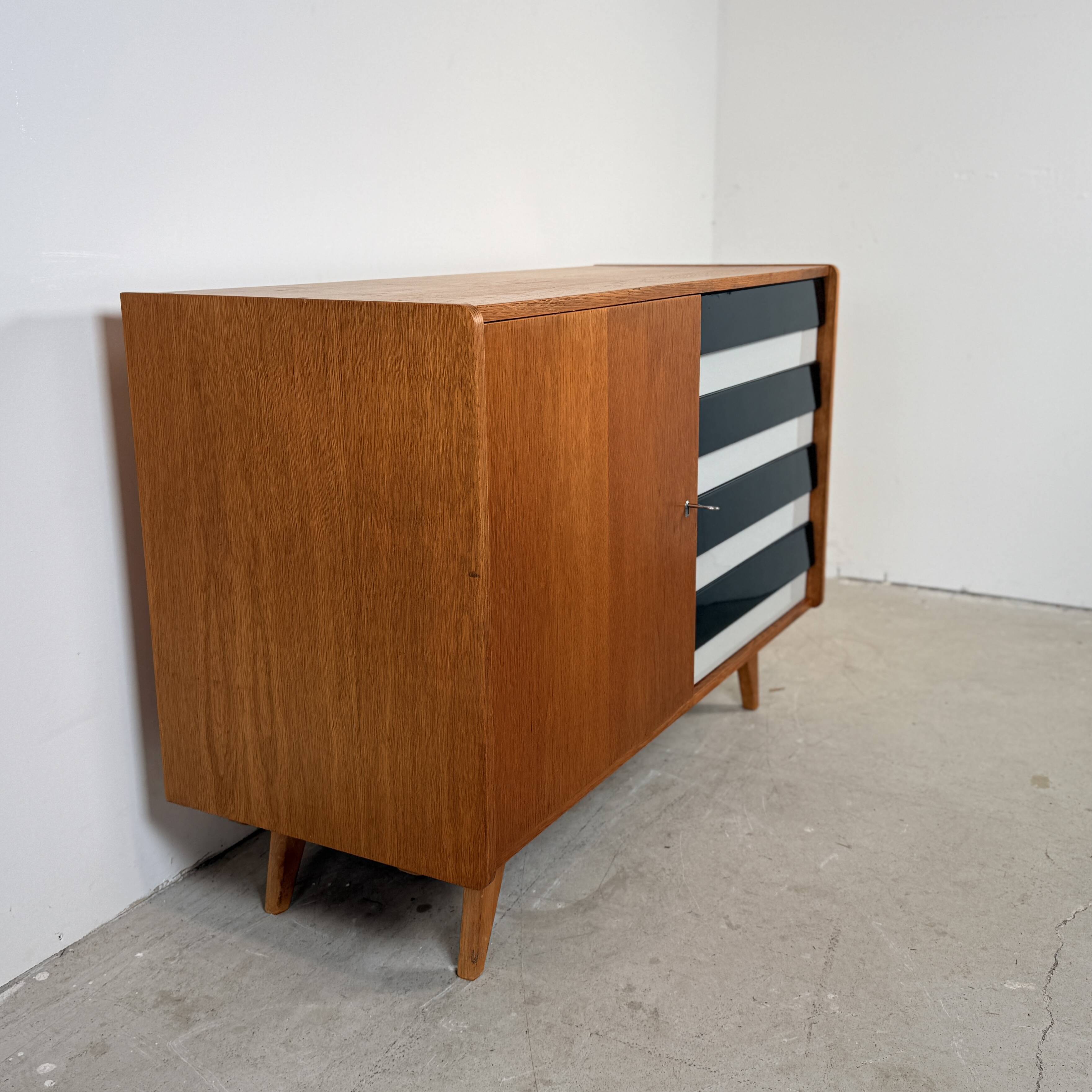 Buffet U458 de Jiří Jiroutek, tiroirs noir et blanc.