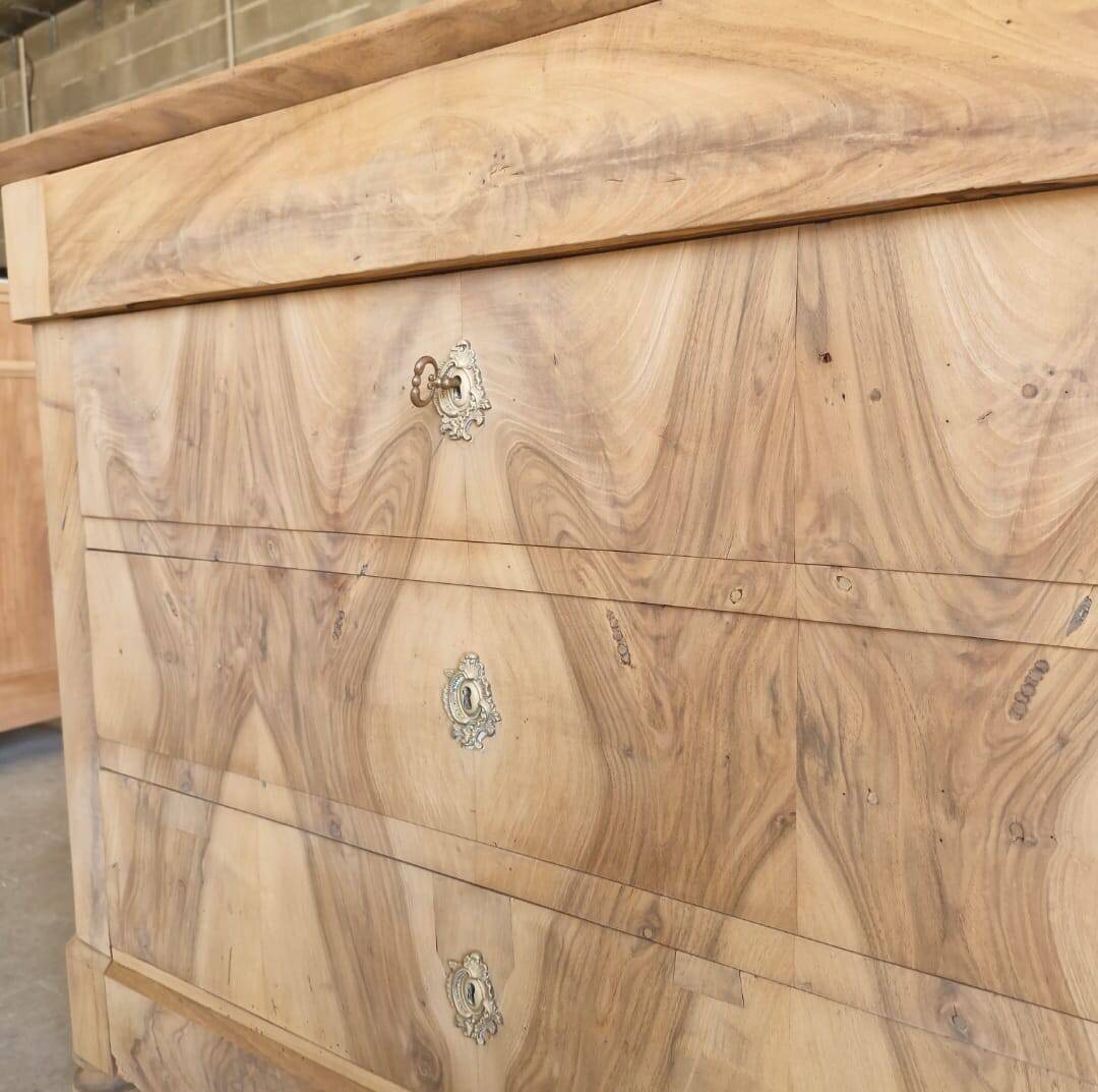 Commode Louis-Philippe en noyer – entièrement aérogommée