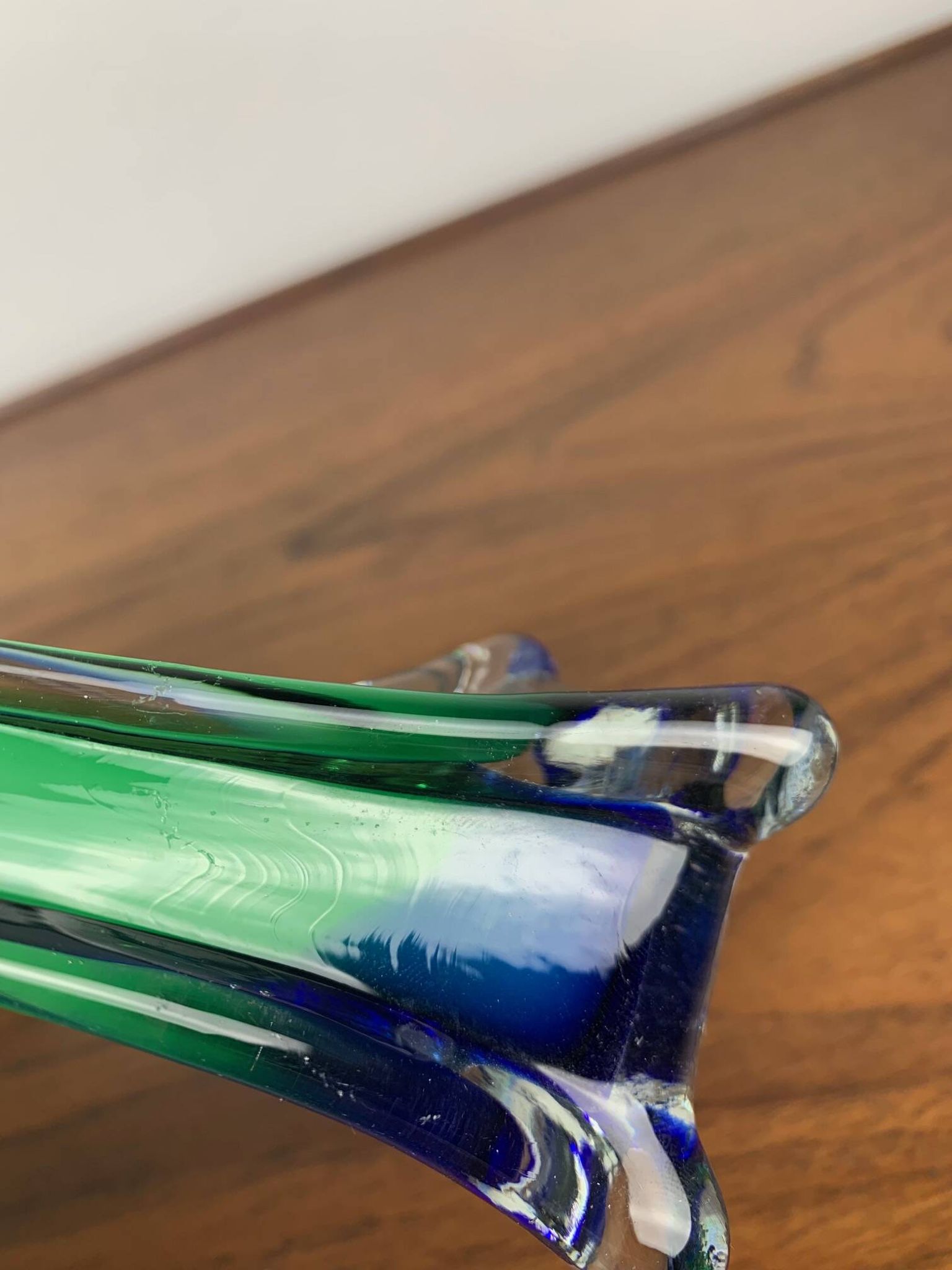 Duo de soliflores en verre soufflé de style Murano, vert et bleu