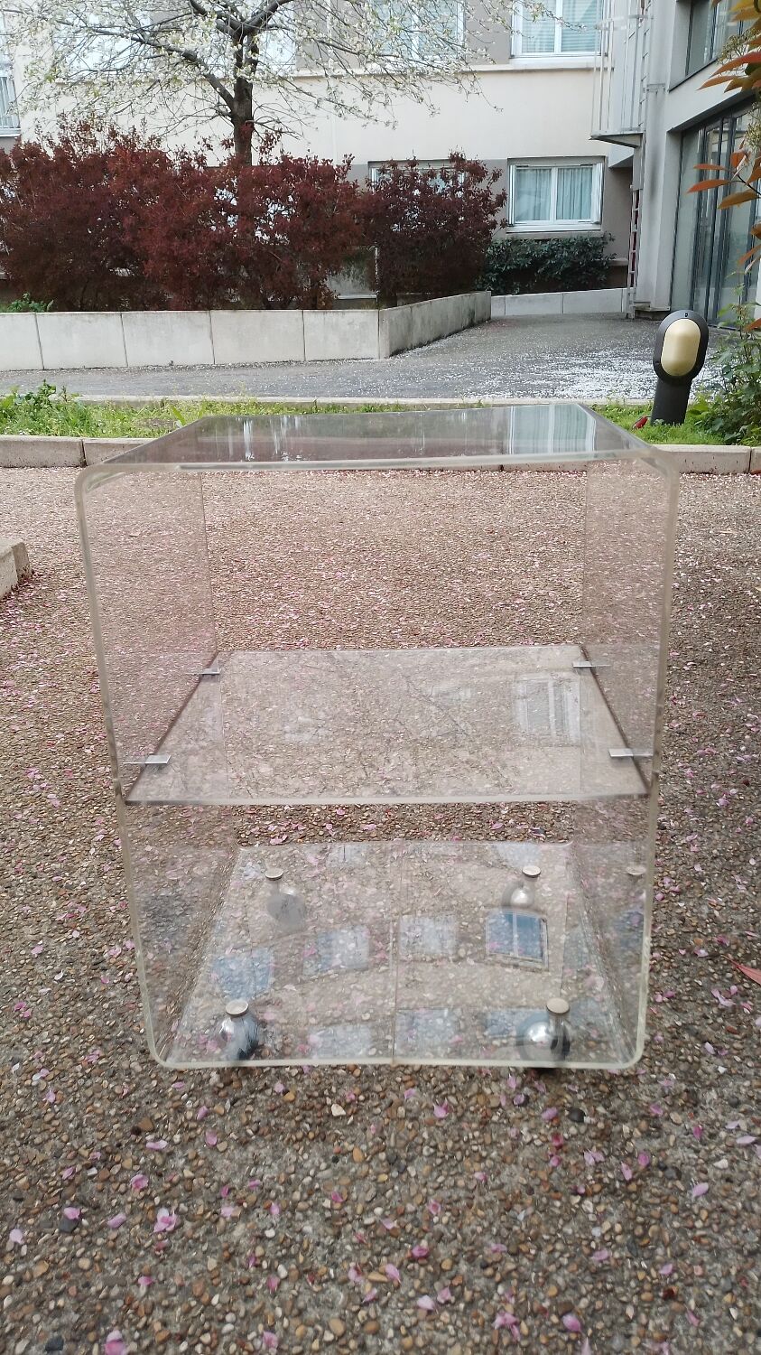 Meuble en plexiglas