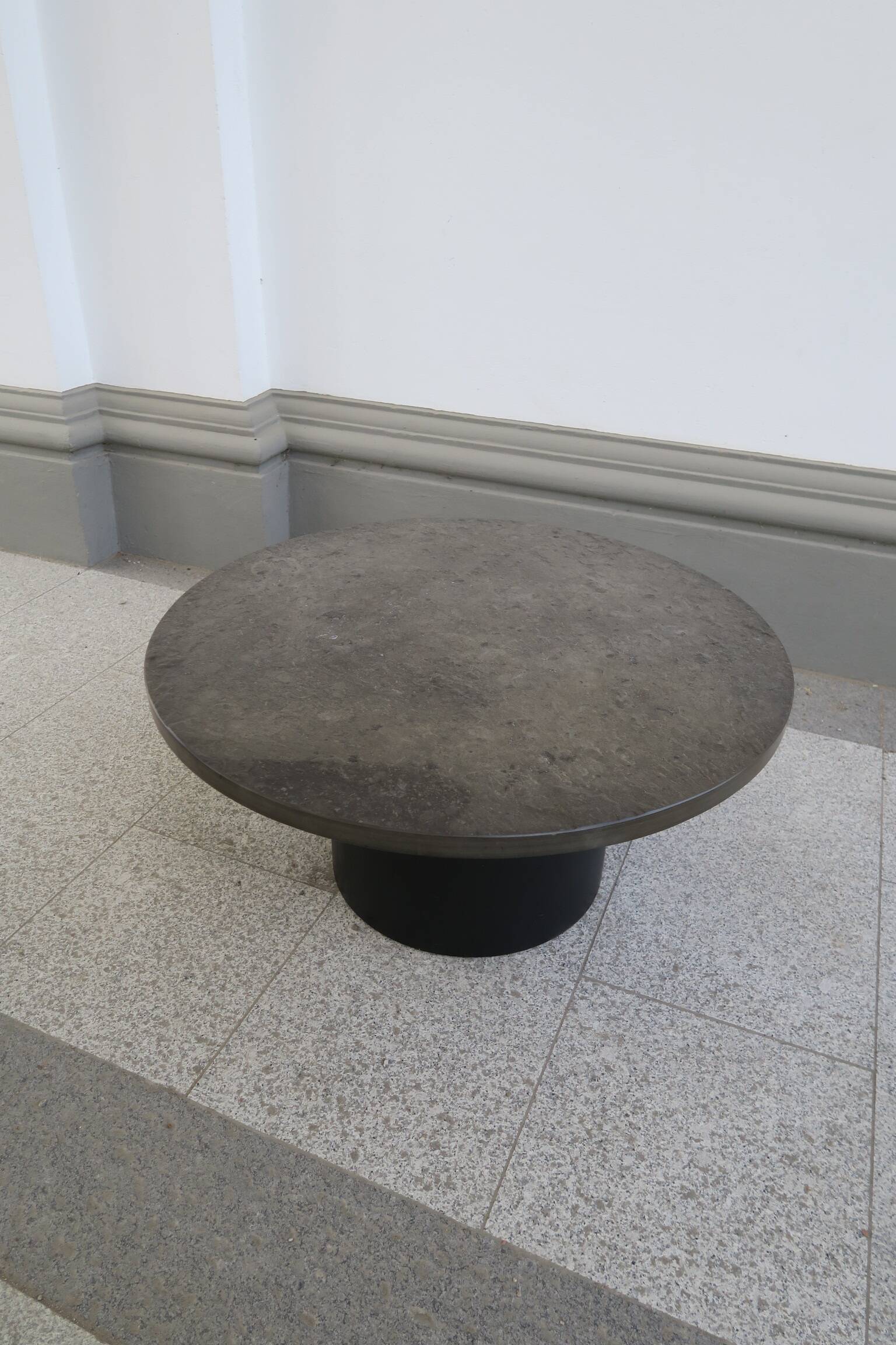table basse ronde avec plateau en ardoise noire par draenert studios
