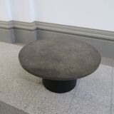table basse ronde avec plateau en ardoise noire par draenert studios